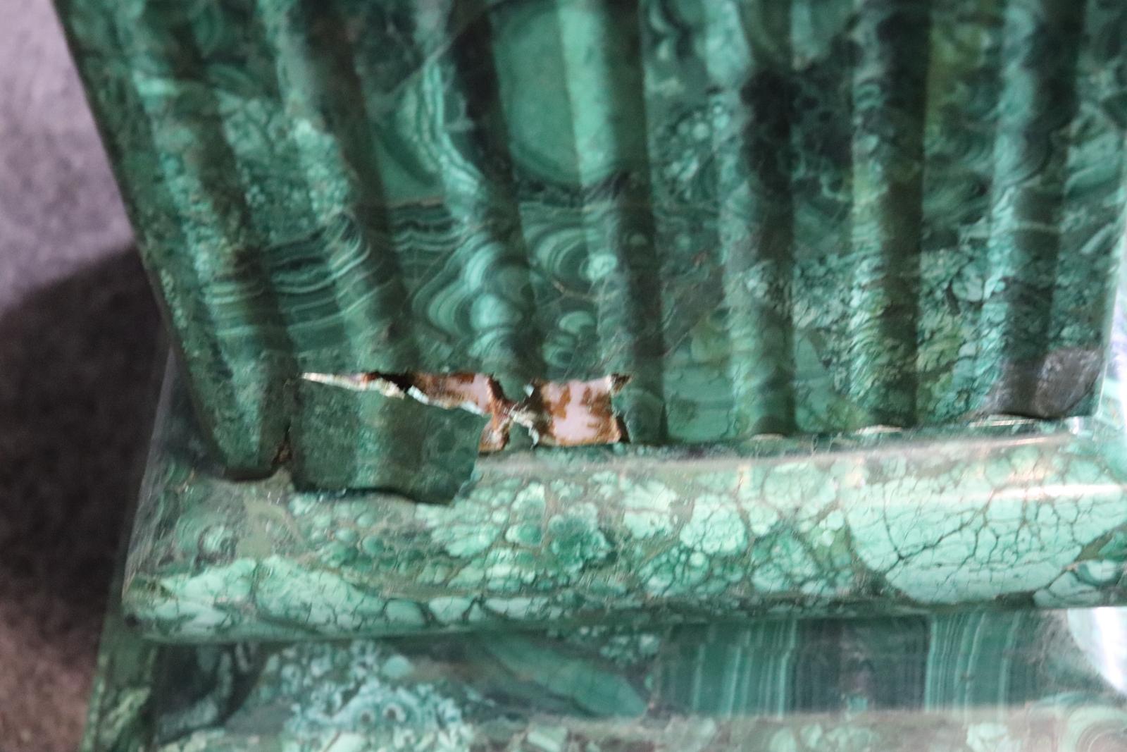 Superba coppia di piedistalli francesi montati con urne di malachite montate in bronzo in vendita 2