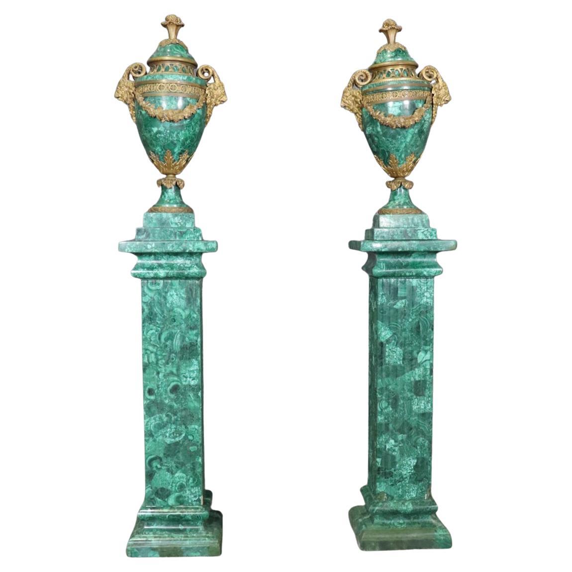 Superba coppia di piedistalli francesi montati con urne di malachite montate in bronzo