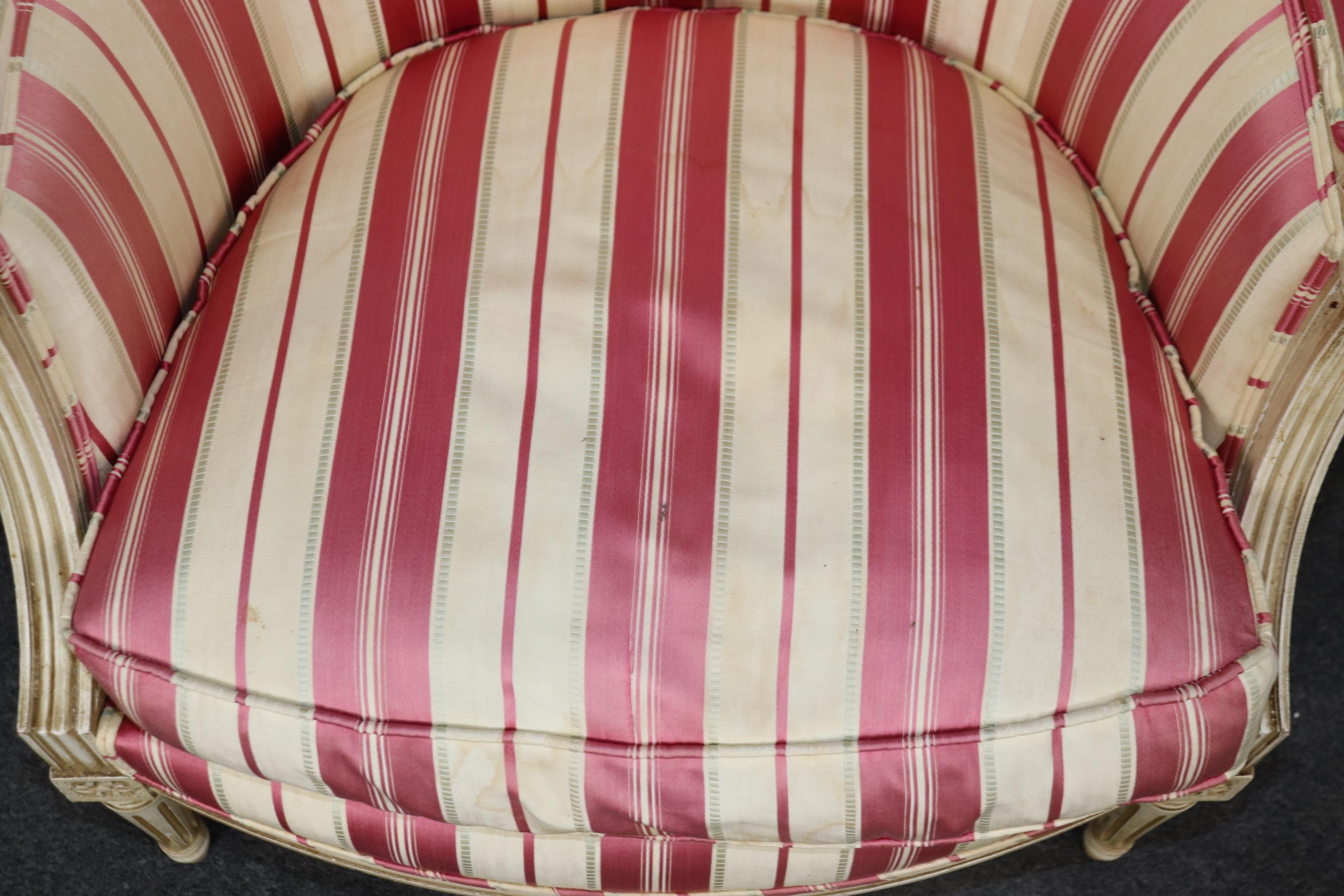 Hervorragendes Paar weiß lackierter und verzierter französischer geschnitzter Bergere-Stühle im Louis-XVI.-Stil im Angebot 3