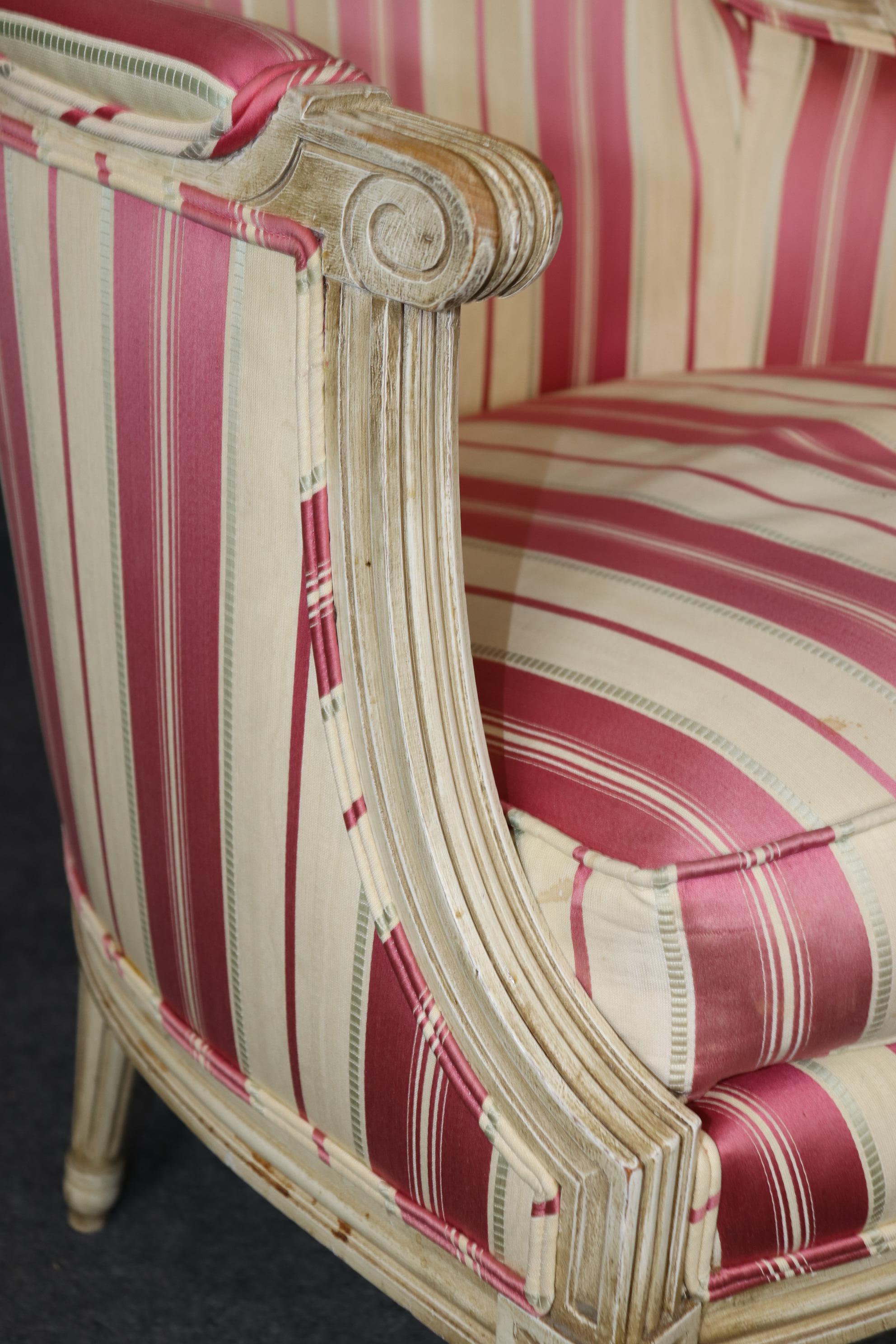 Hervorragendes Paar weiß lackierter und verzierter französischer geschnitzter Bergere-Stühle im Louis-XVI.-Stil im Angebot 4