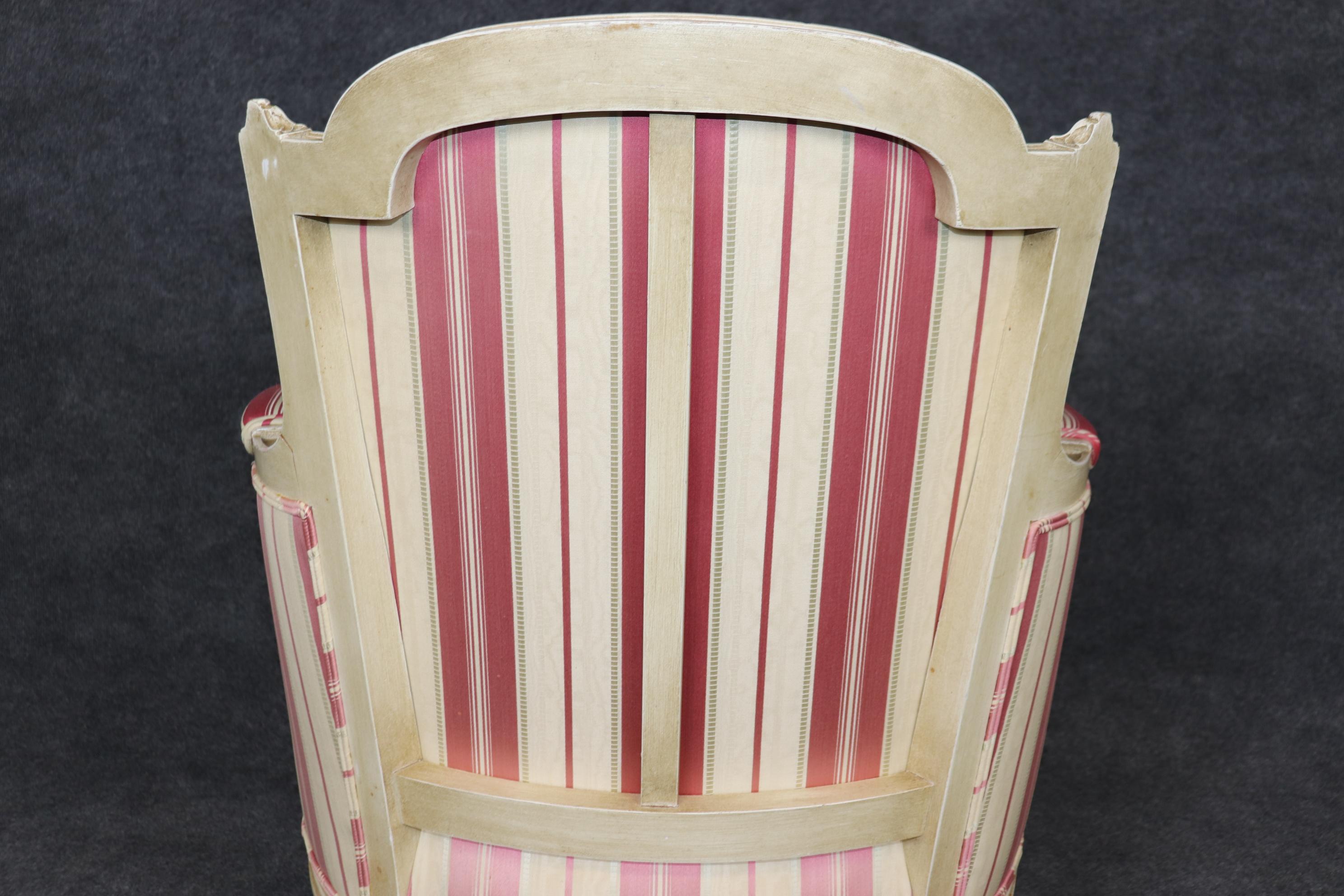 Hervorragendes Paar weiß lackierter und verzierter französischer geschnitzter Bergere-Stühle im Louis-XVI.-Stil im Angebot 5