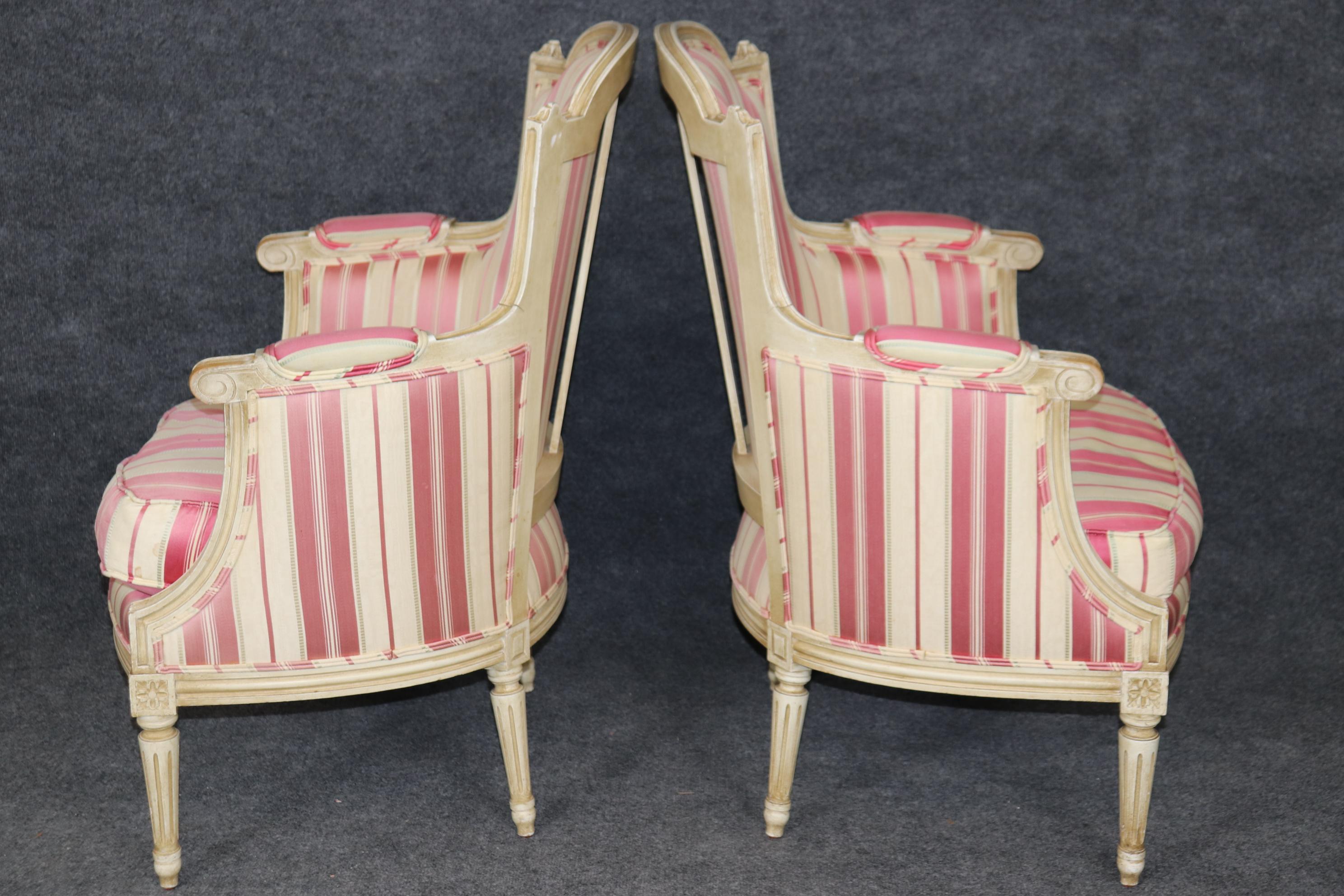 Hervorragendes Paar weiß lackierter und verzierter französischer geschnitzter Bergere-Stühle im Louis-XVI.-Stil (Louis XVI.) im Angebot