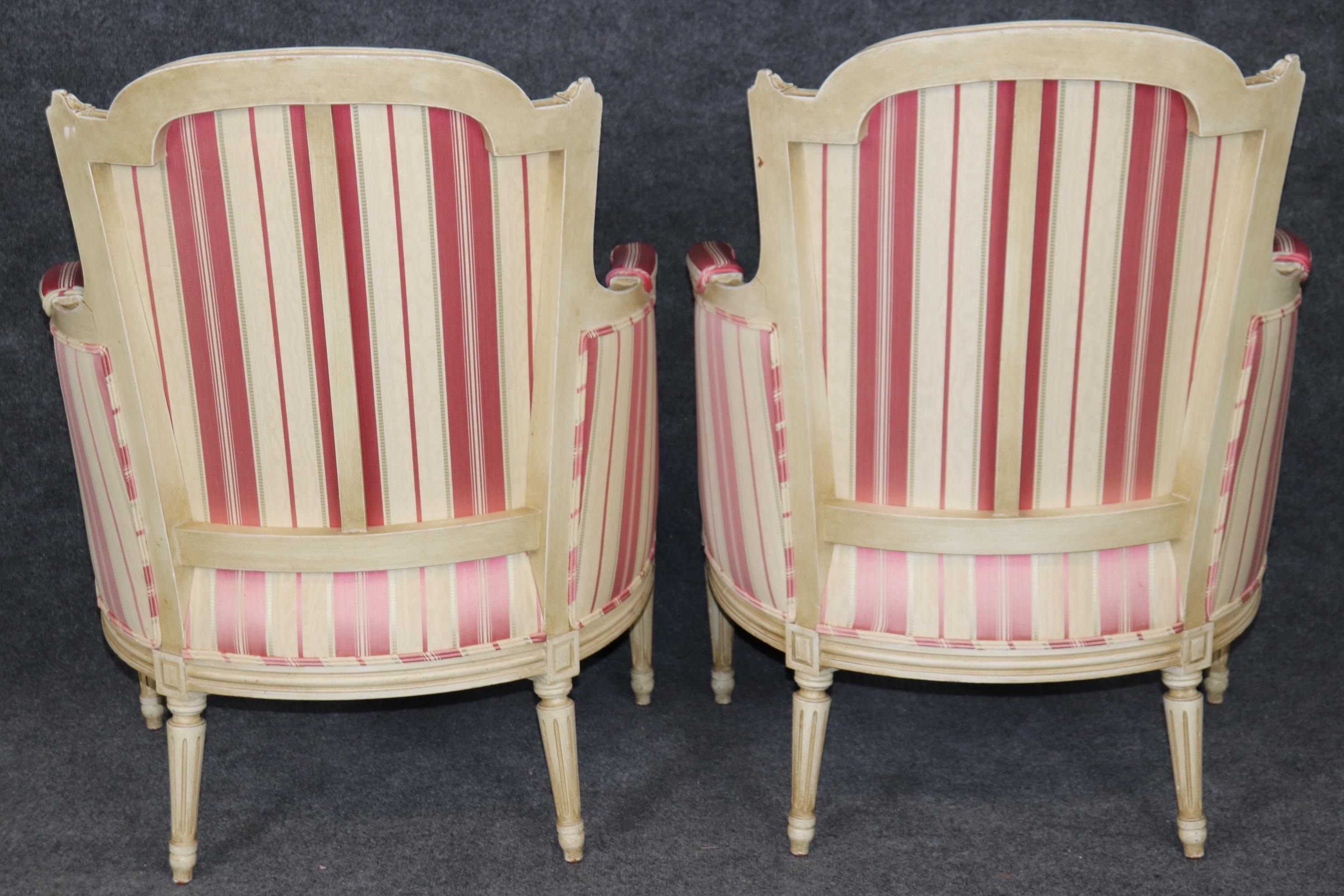 Hervorragendes Paar weiß lackierter und verzierter französischer geschnitzter Bergere-Stühle im Louis-XVI.-Stil (Französisch) im Angebot