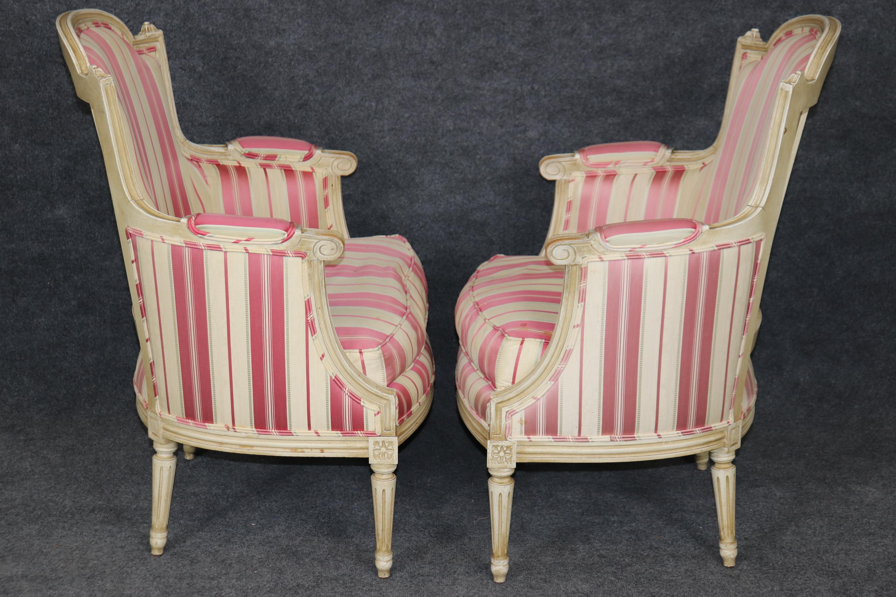 Hervorragendes Paar weiß lackierter und verzierter französischer geschnitzter Bergere-Stühle im Louis-XVI.-Stil im Zustand „Gut“ im Angebot in Swedesboro, NJ