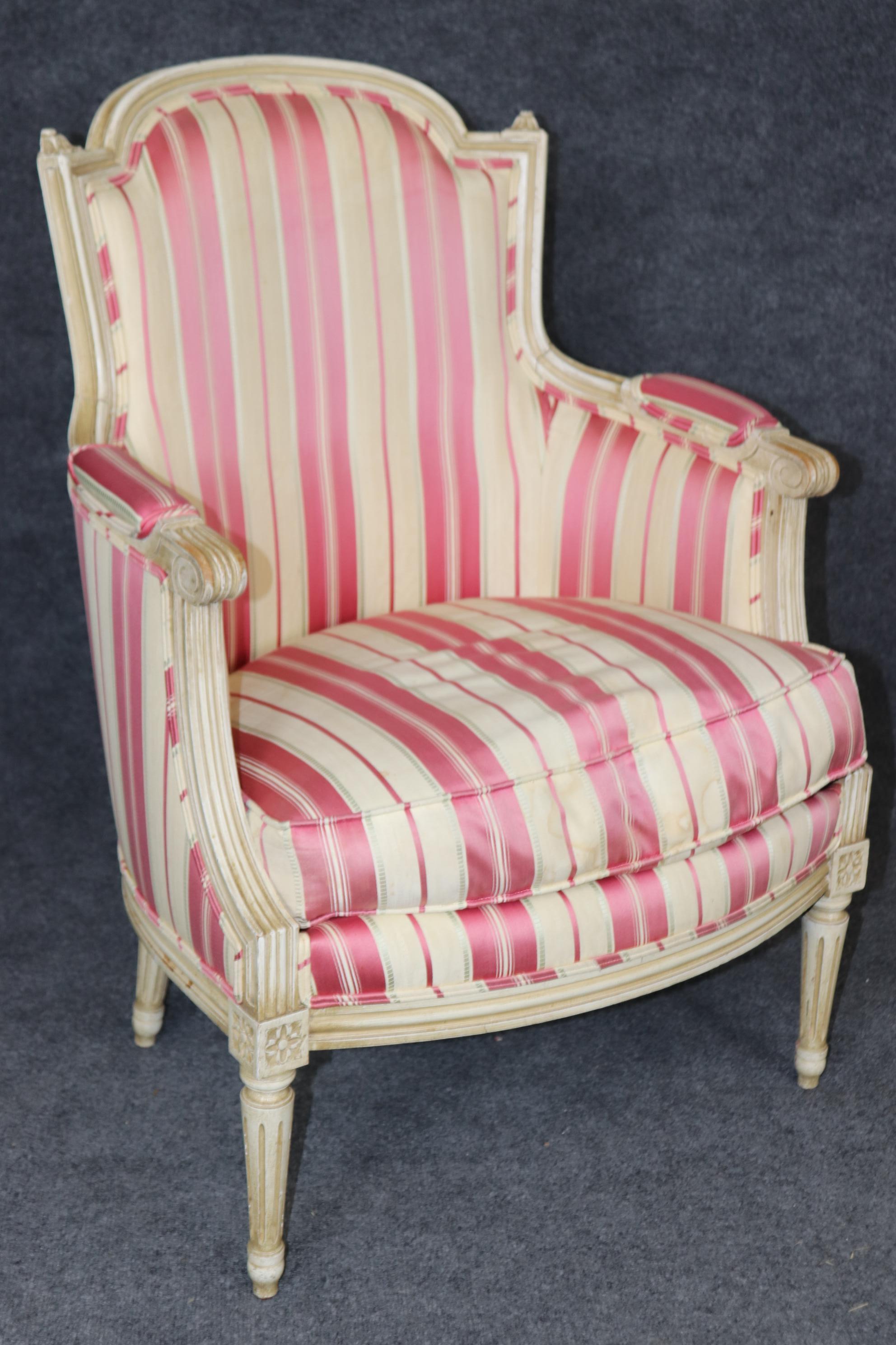 Hervorragendes Paar weiß lackierter und verzierter französischer geschnitzter Bergere-Stühle im Louis-XVI.-Stil (Mitte des 20. Jahrhunderts) im Angebot