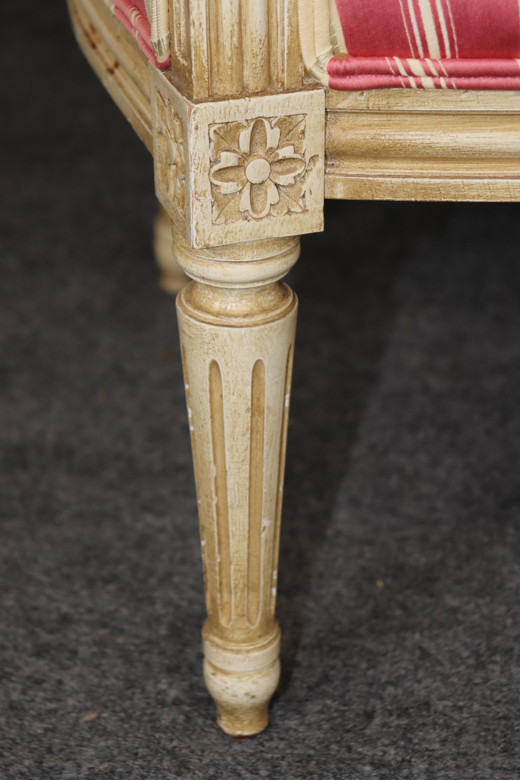 Hervorragendes Paar weiß lackierter und verzierter französischer geschnitzter Bergere-Stühle im Louis-XVI.-Stil (Walnuss) im Angebot