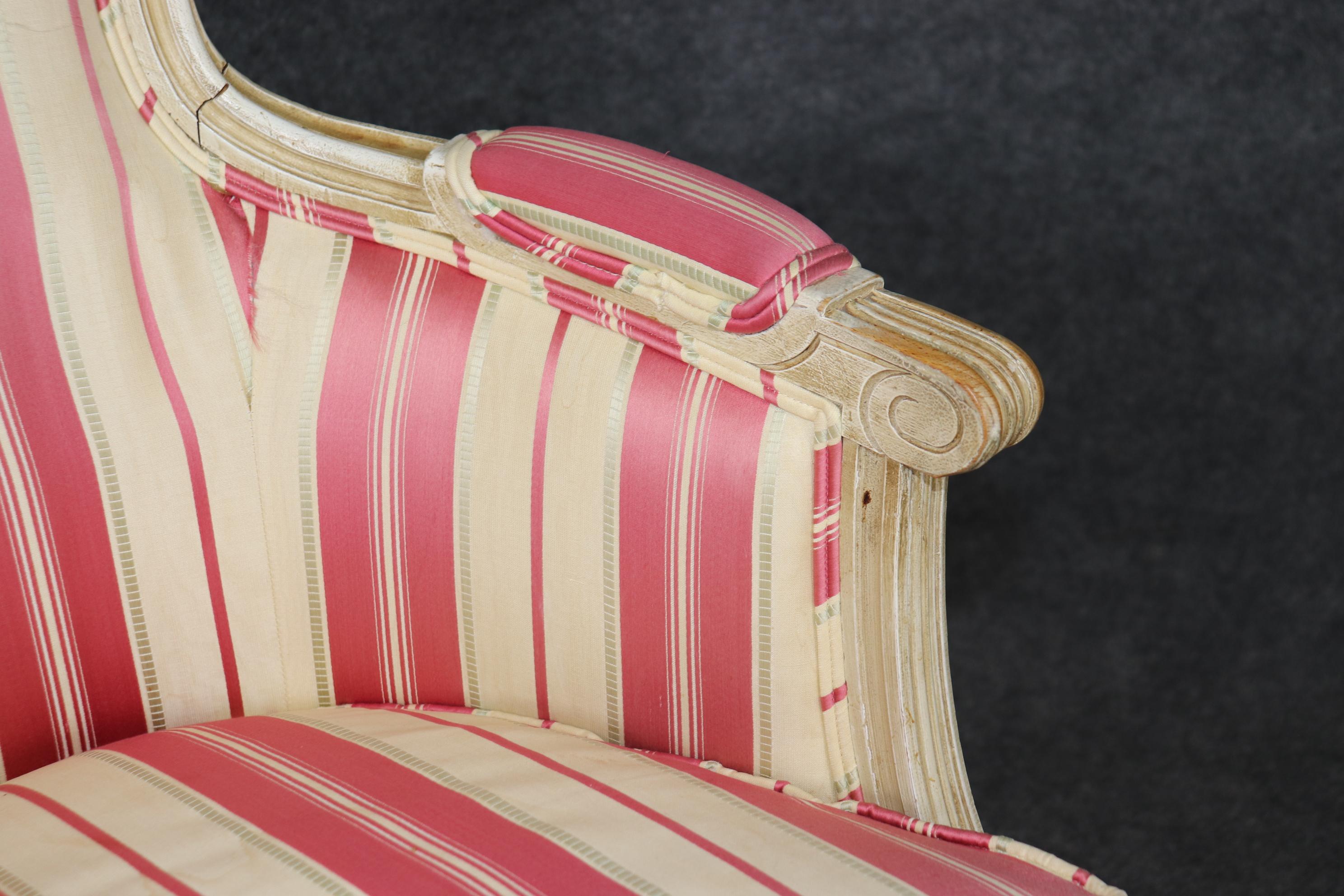 Hervorragendes Paar weiß lackierter und verzierter französischer geschnitzter Bergere-Stühle im Louis-XVI.-Stil im Angebot 1