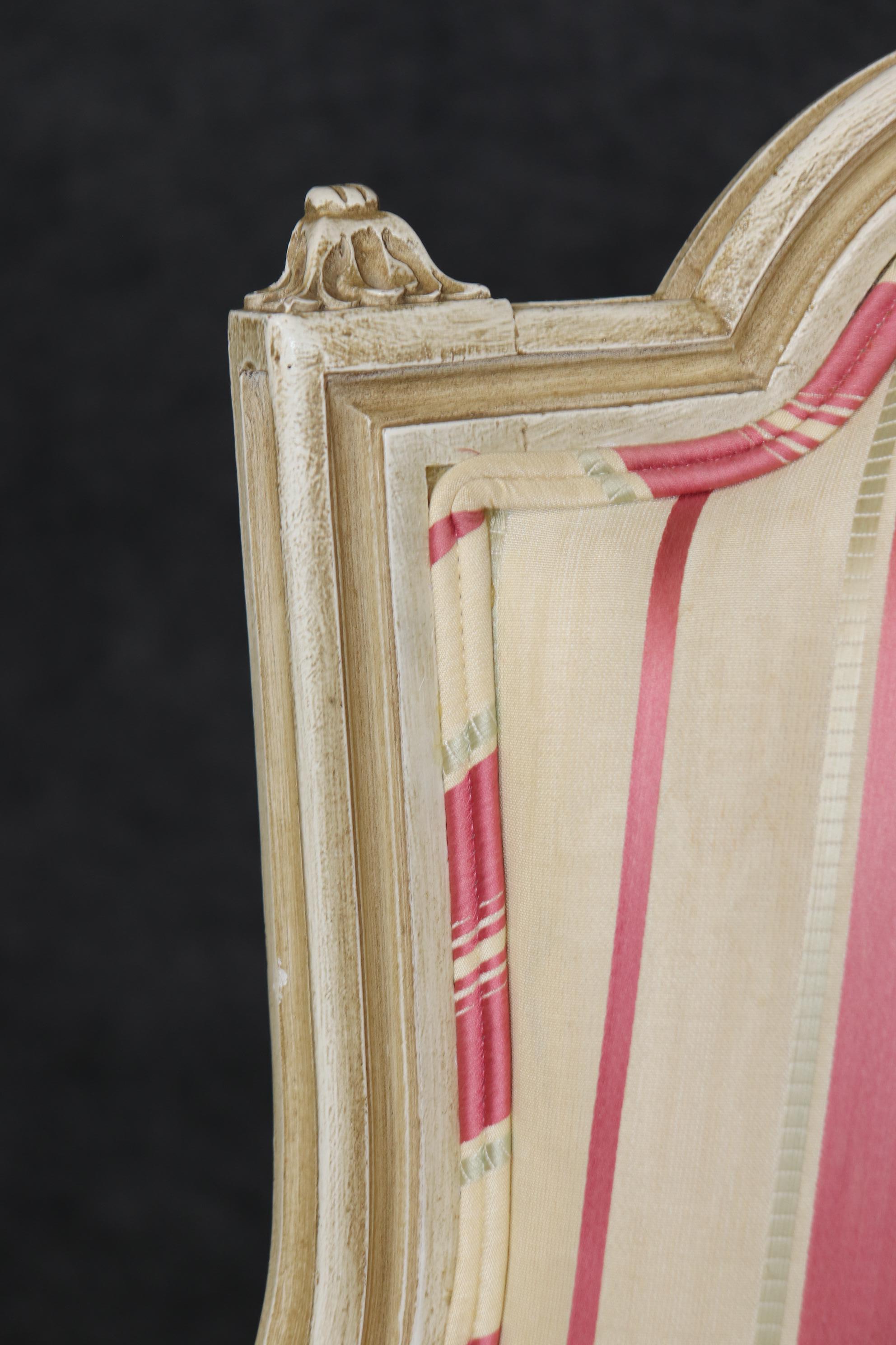 Hervorragendes Paar weiß lackierter und verzierter französischer geschnitzter Bergere-Stühle im Louis-XVI.-Stil im Angebot 2