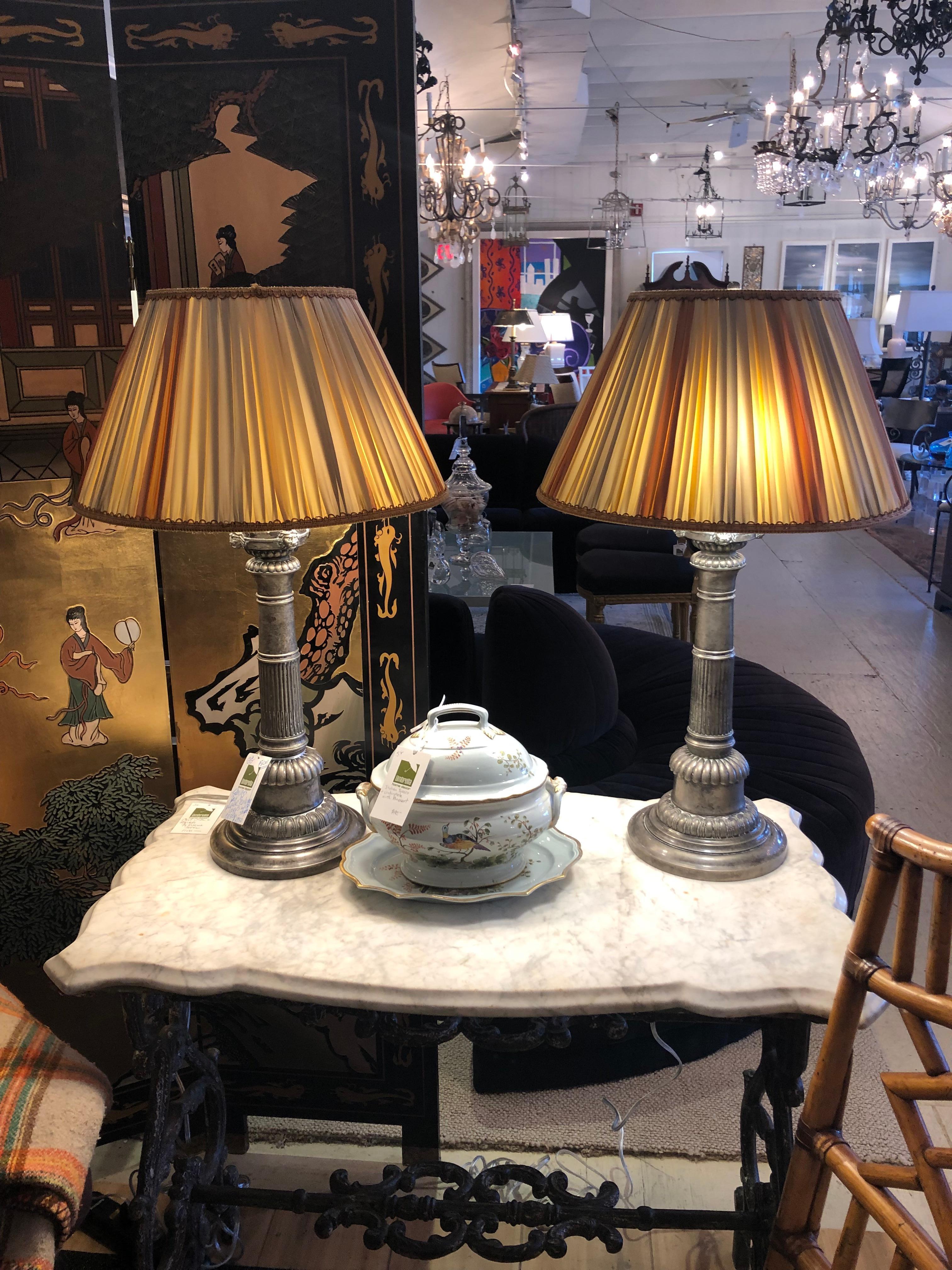 Superbe paire de lampes de table néoclassiques à colonne corinthienne en étain  en vente 3