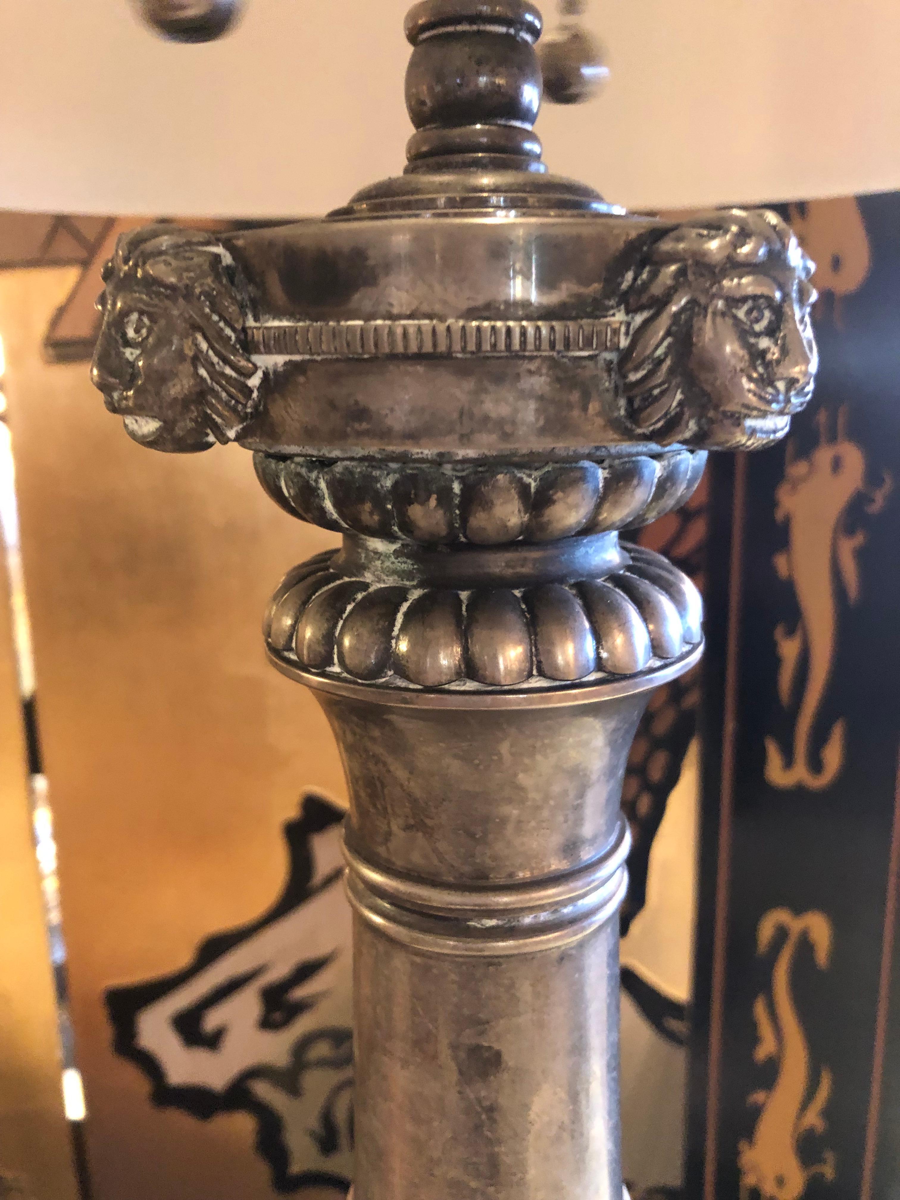 Milieu du XXe siècle Superbe paire de lampes de table néoclassiques à colonne corinthienne en étain  en vente