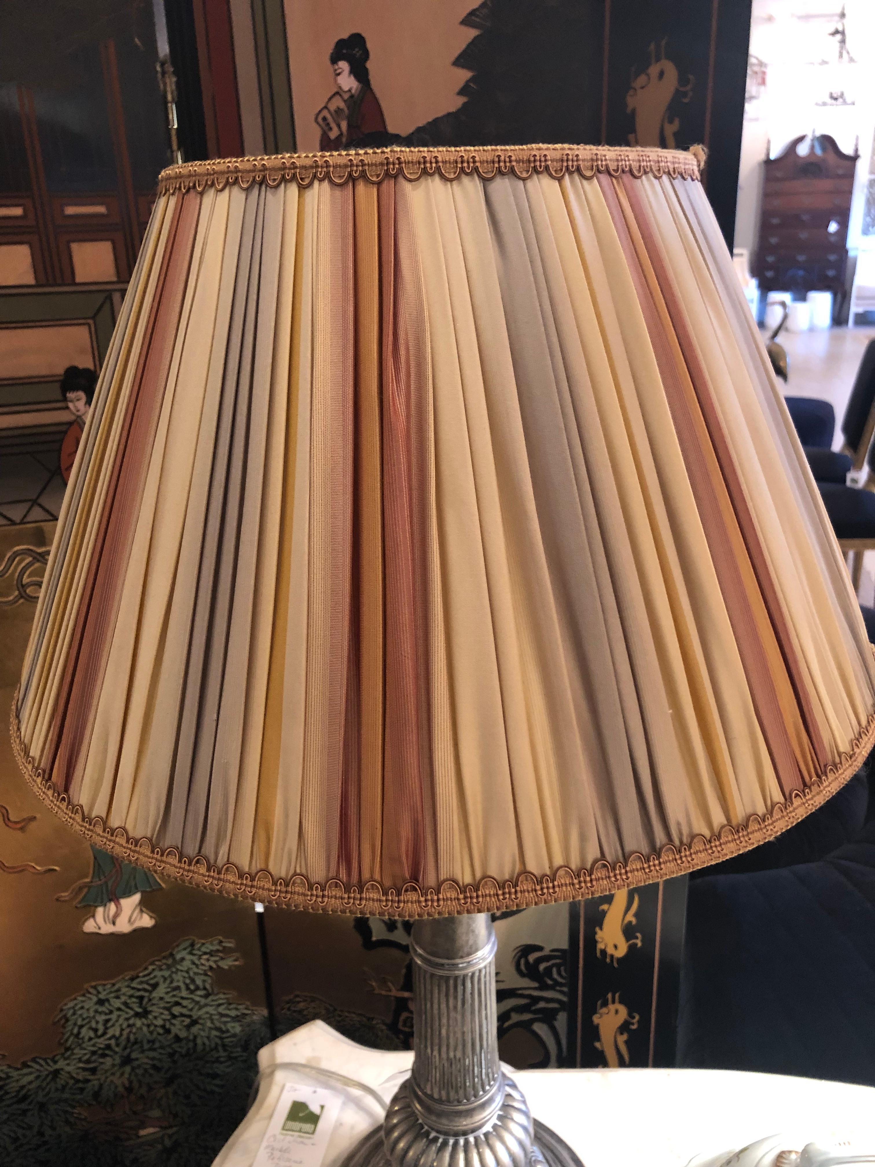 Superbe paire de lampes de table néoclassiques à colonne corinthienne en étain  en vente 1