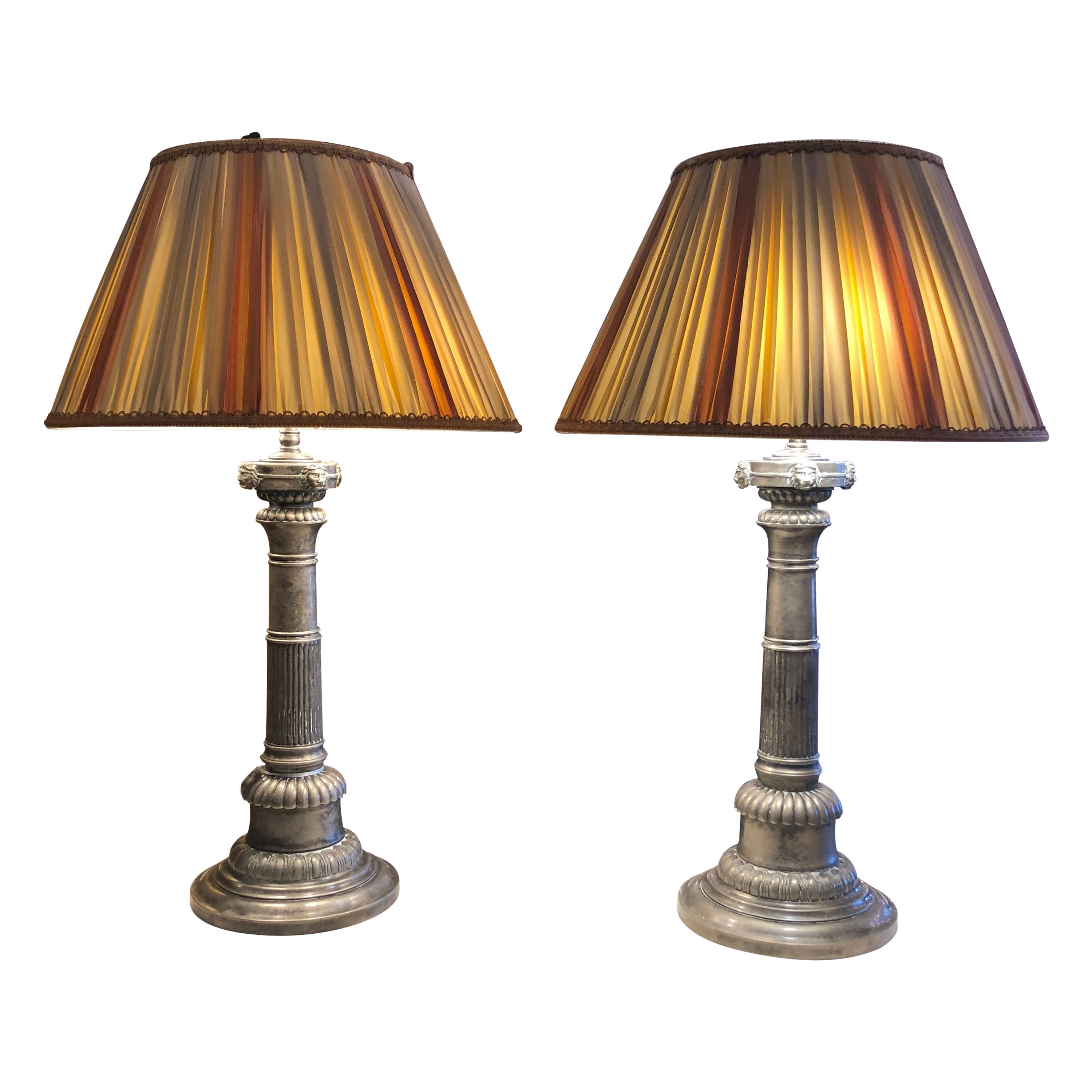 Superba coppia di lampade da tavolo neoclassiche a colonna corinzia in peltro in vendita