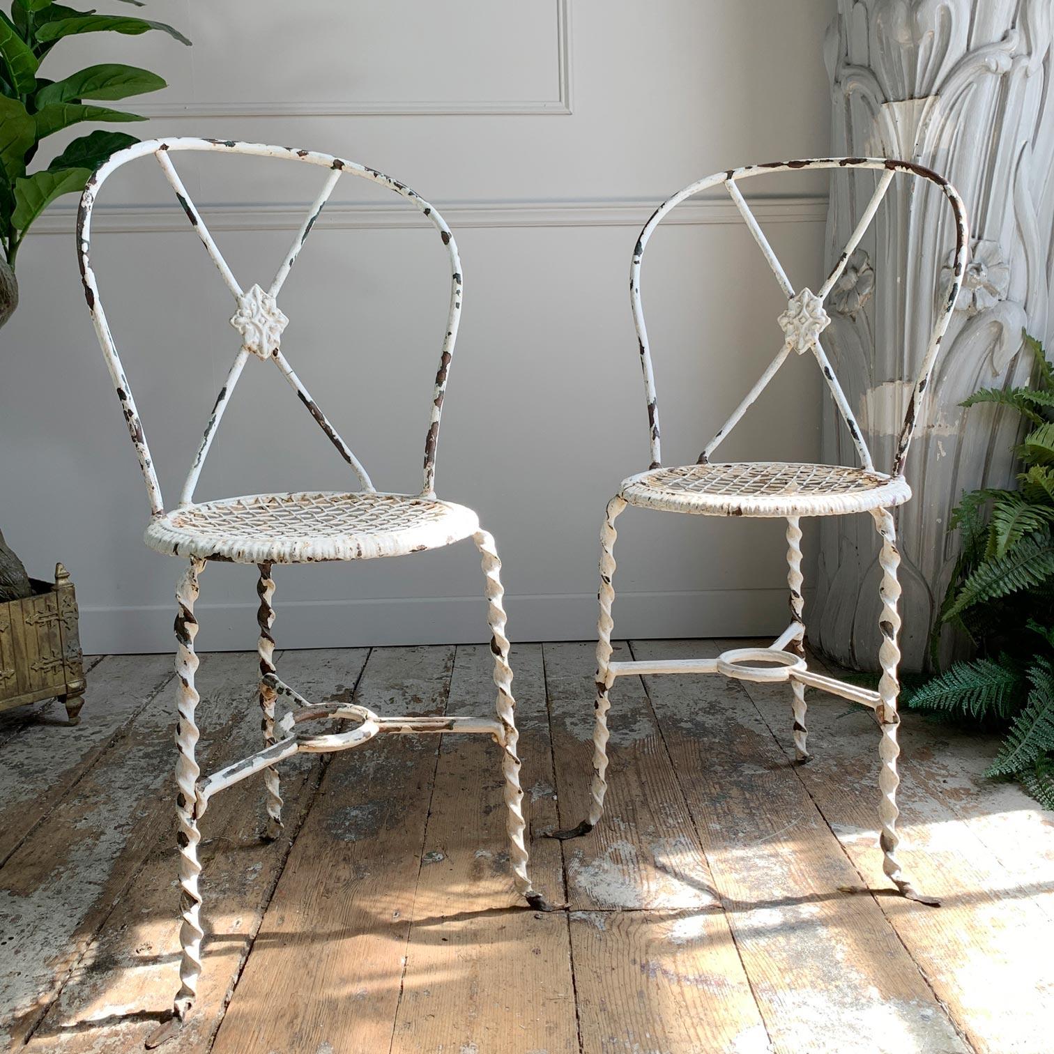 Weiße dreibeinige schmiedeeiserne Regency-Stühle mit Beschlägen im Angebot 4