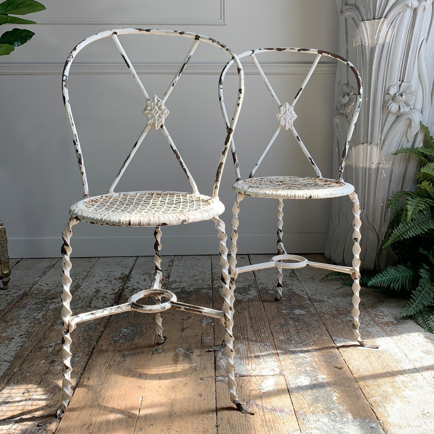 Ein exquisites Paar Regency-Stühle aus dem frühen 19. Jahrhundert, gedrehte Schmiedeeisen-Konstruktion, mit Drahtgestell-Sitzen. Jeder Stuhl ist dreibeinig und hat Spatzenfüße. Ein sehr seltenes Paar schöner Stühle aus der Regency-Ära, perfekt für