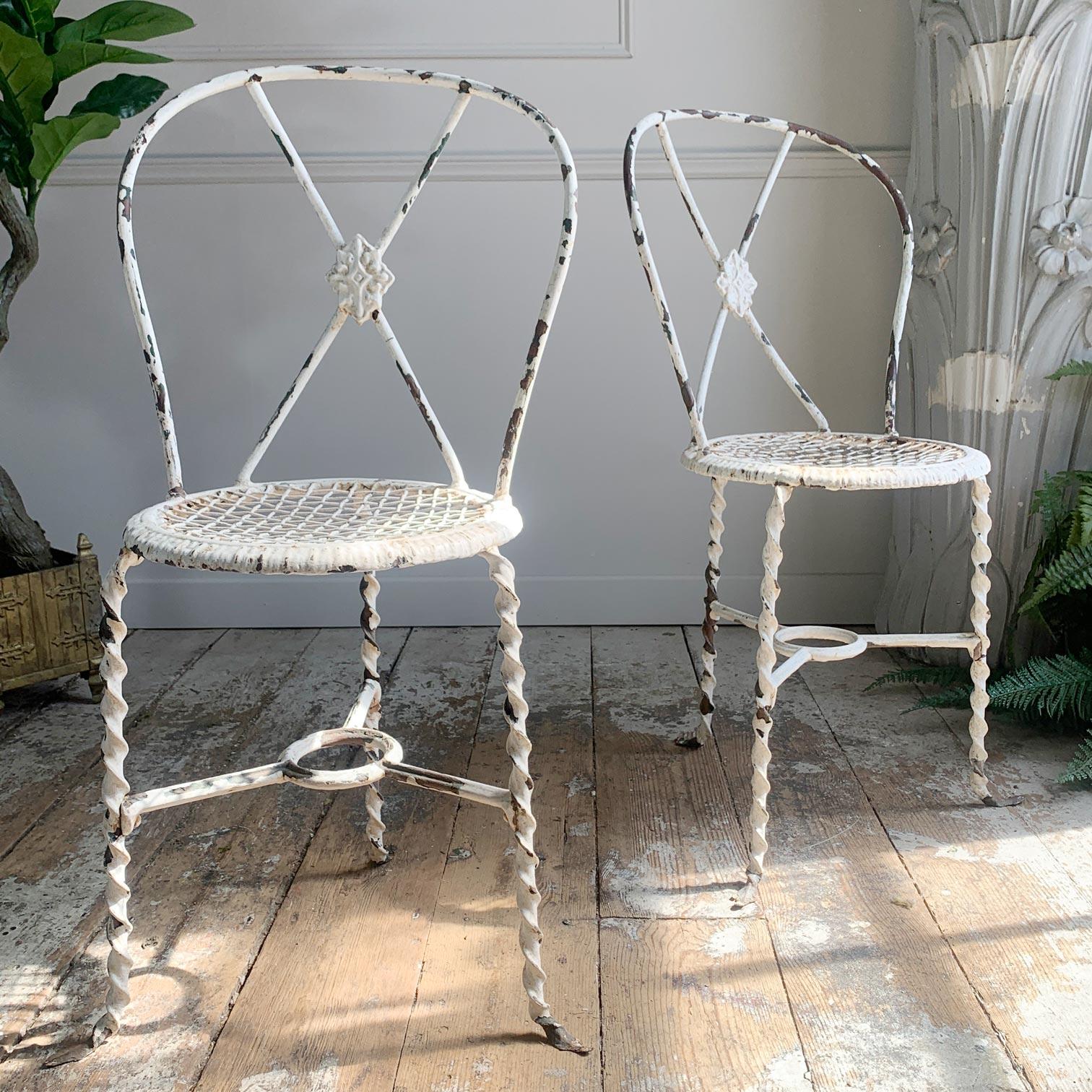 Weiße dreibeinige schmiedeeiserne Regency-Stühle mit Beschlägen (Englisch) im Angebot