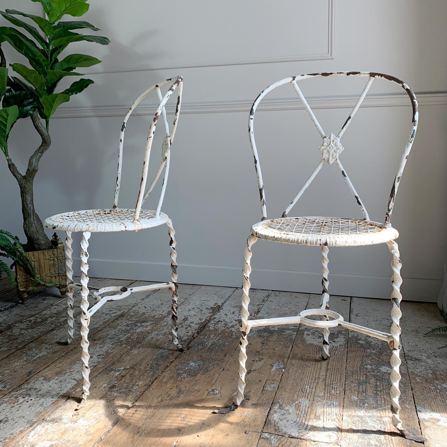 Weiße dreibeinige schmiedeeiserne Regency-Stühle mit Beschlägen (Eisen) im Angebot