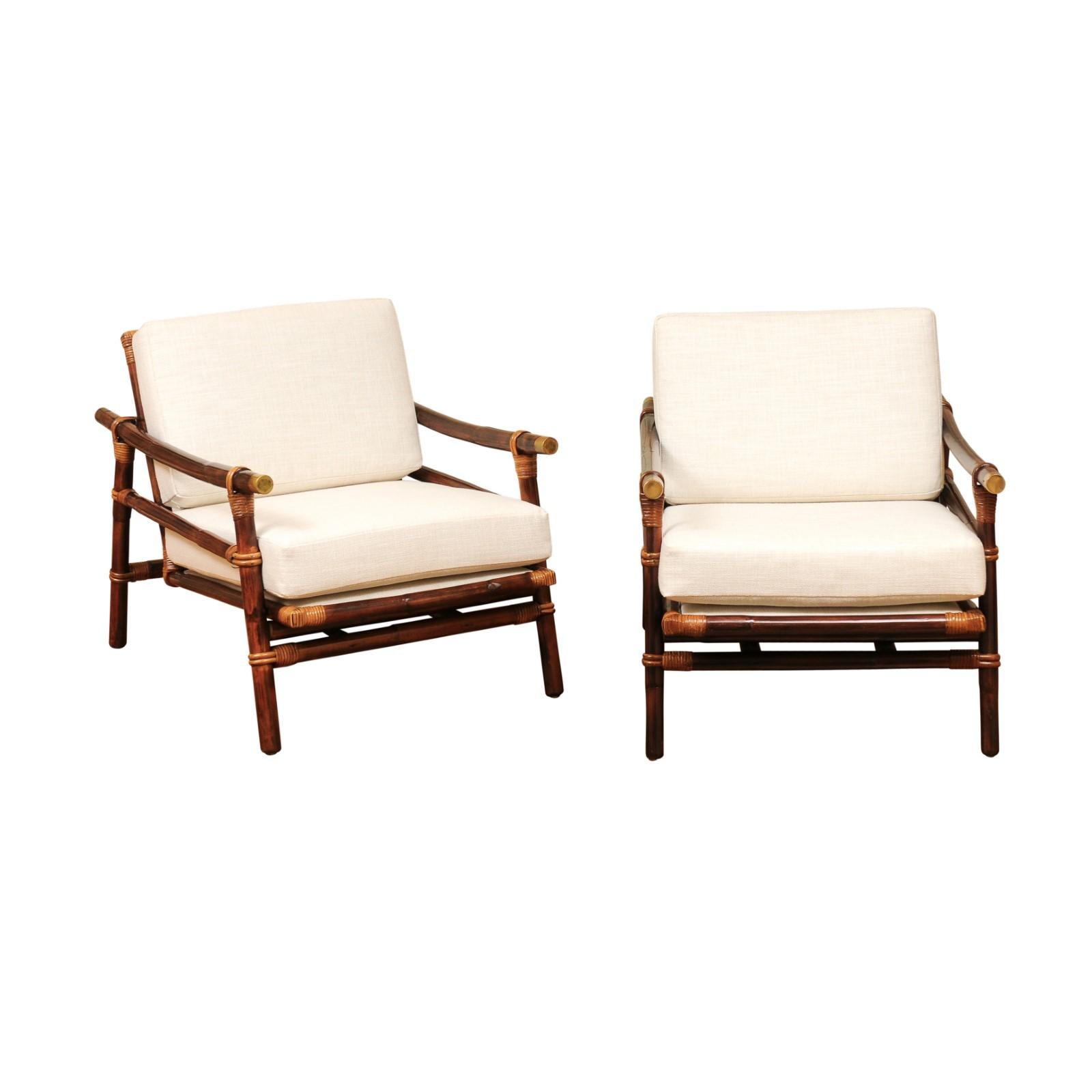 Exceptionnelle paire de chaises longues vintage de style CIRCA d'une série de sièges presque introuvable de Ficks Reed, circa 1954. Structure robuste en rotin et bois dur avec un magnifique dossier en rotin. Les accoudoirs sont ornés d'élégants