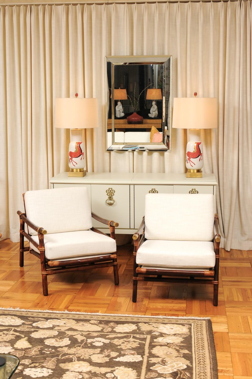 Américain Superbe paire de fauteuils de salon en rotin, canne et laiton de John Wisner pour Ficks Reed en vente