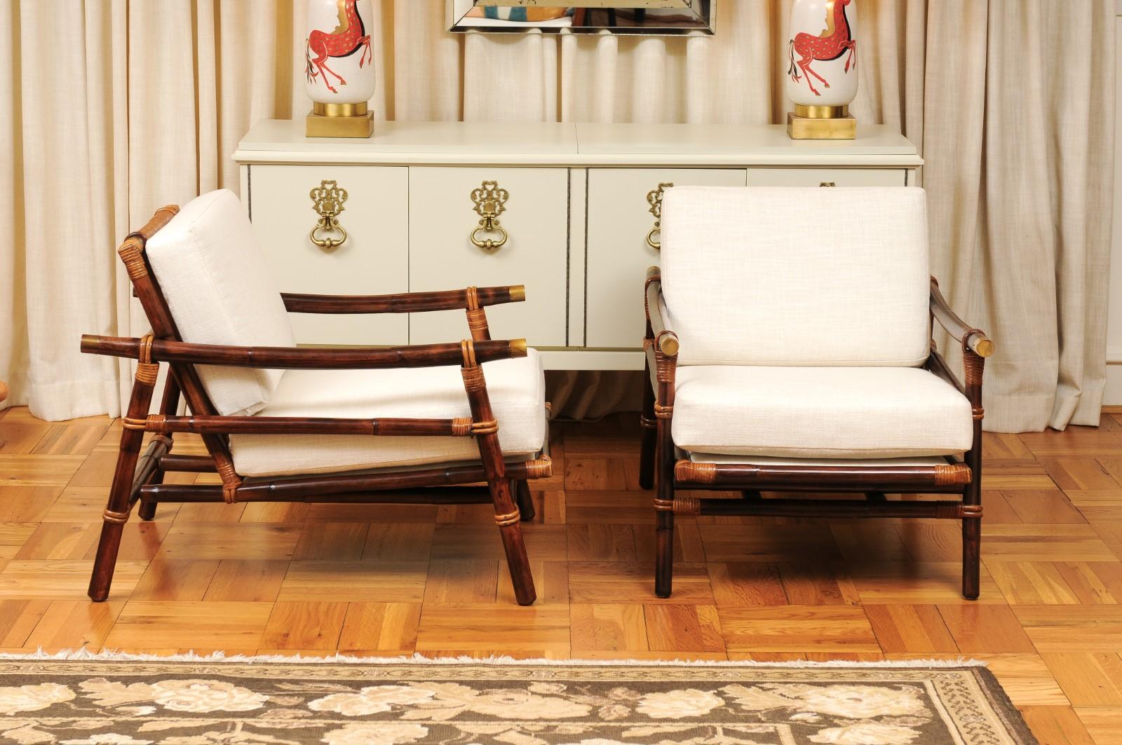 Milieu du XXe siècle Superbe paire de fauteuils de salon en rotin, canne et laiton de John Wisner pour Ficks Reed en vente