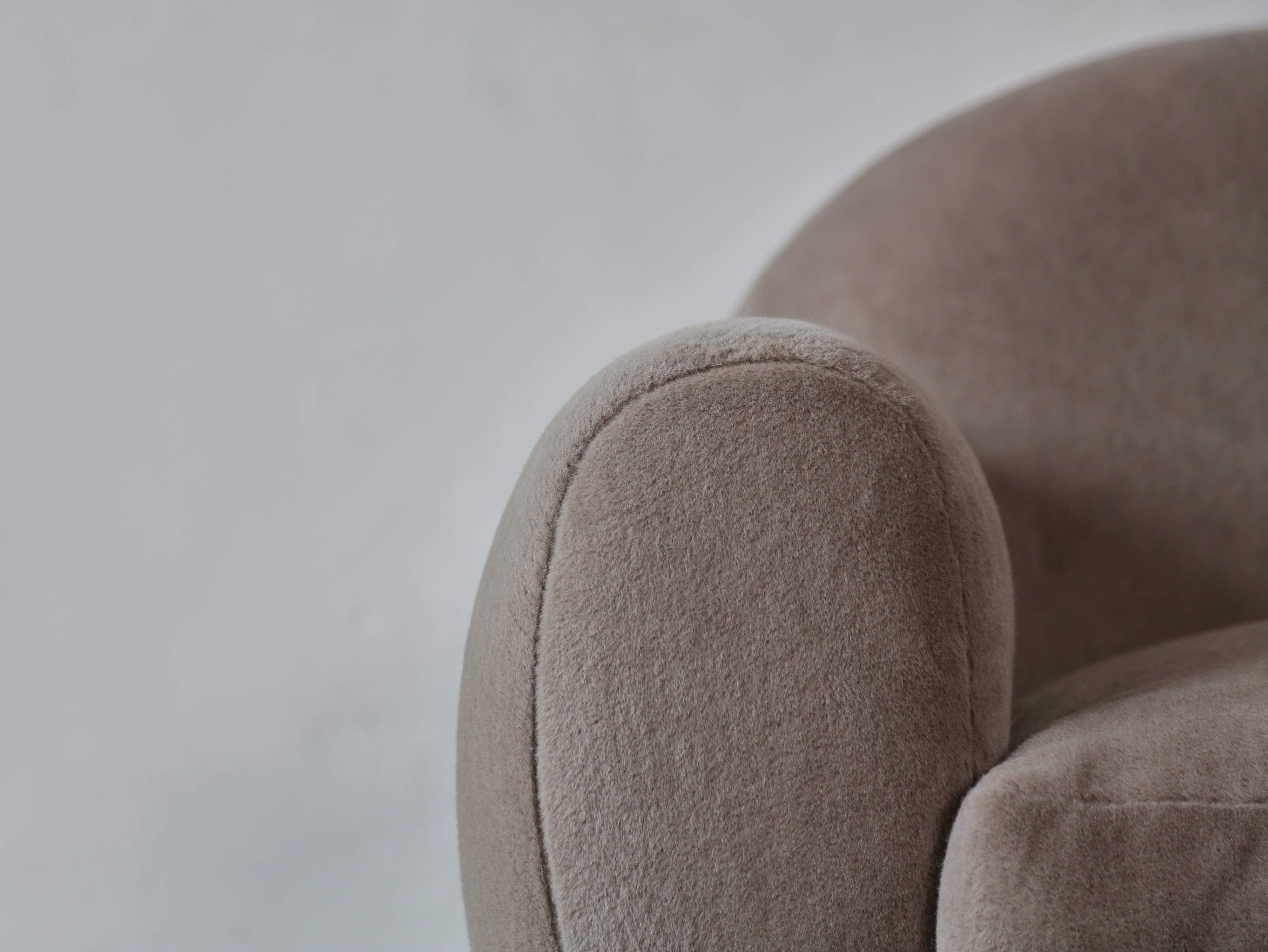 Superb Pair of Round Club Chairs, Upholstered in Pure Alpaca 8