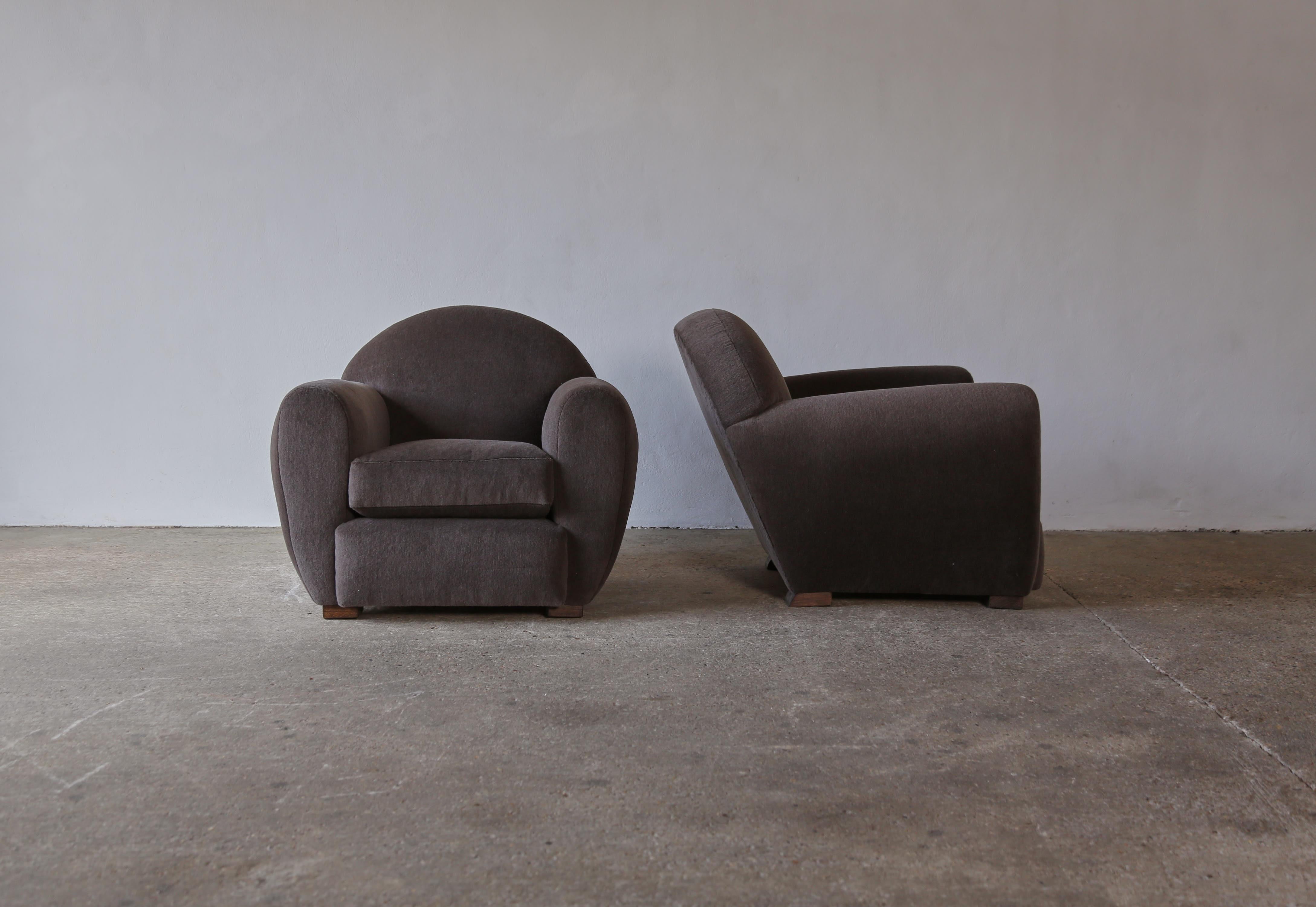 Superb pair of round, leaning modern club chairs, upholstered in pure Alpaca. High quality hand-made beech frames and newly upholstered in a soft, brown/grey premium 100% alpaca fabric. Fast shipping worldwide.

