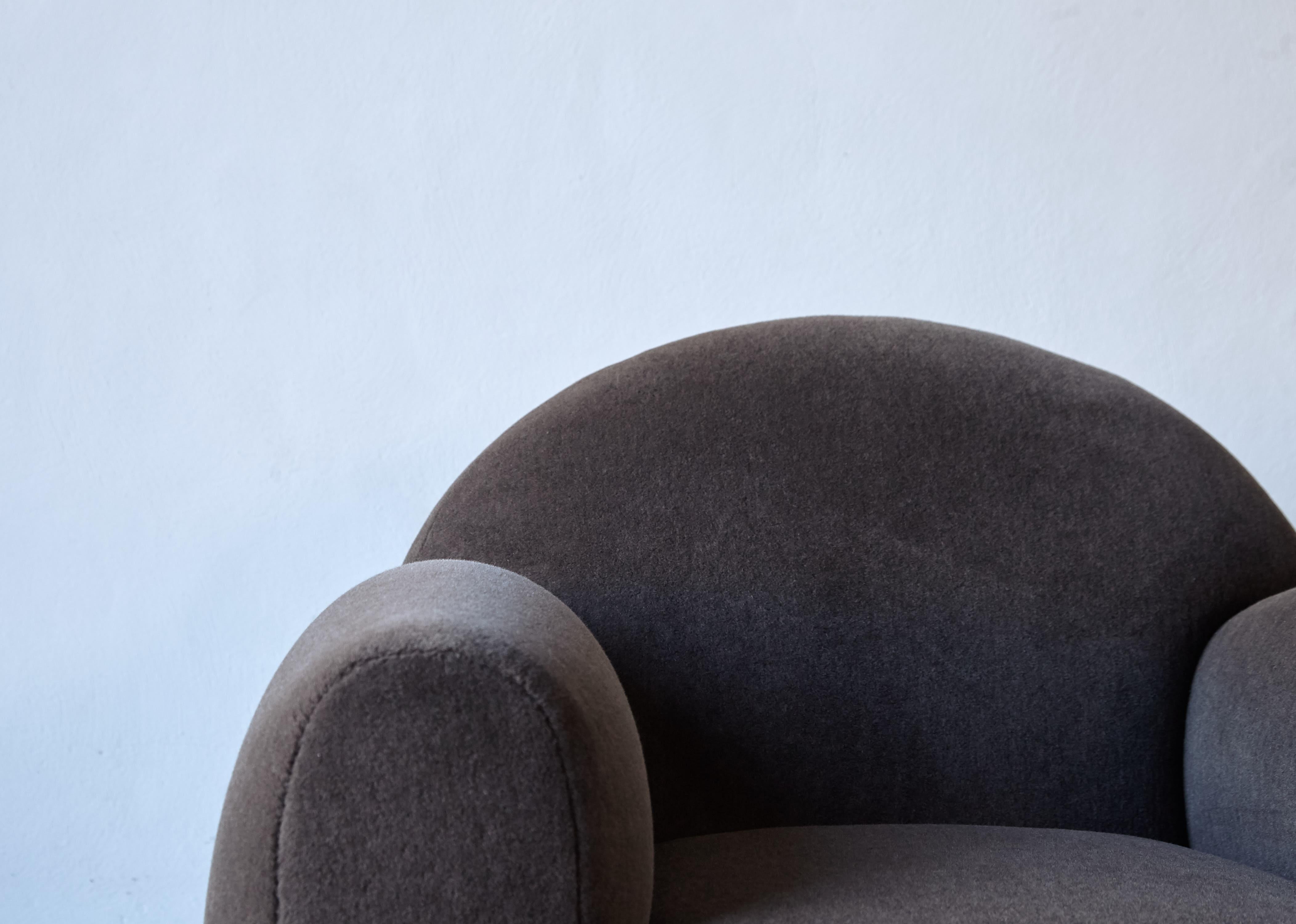 Superb Pair of Round Club Chairs, Upholstered in Pure Alpaca In Good Condition In LEWES, GB