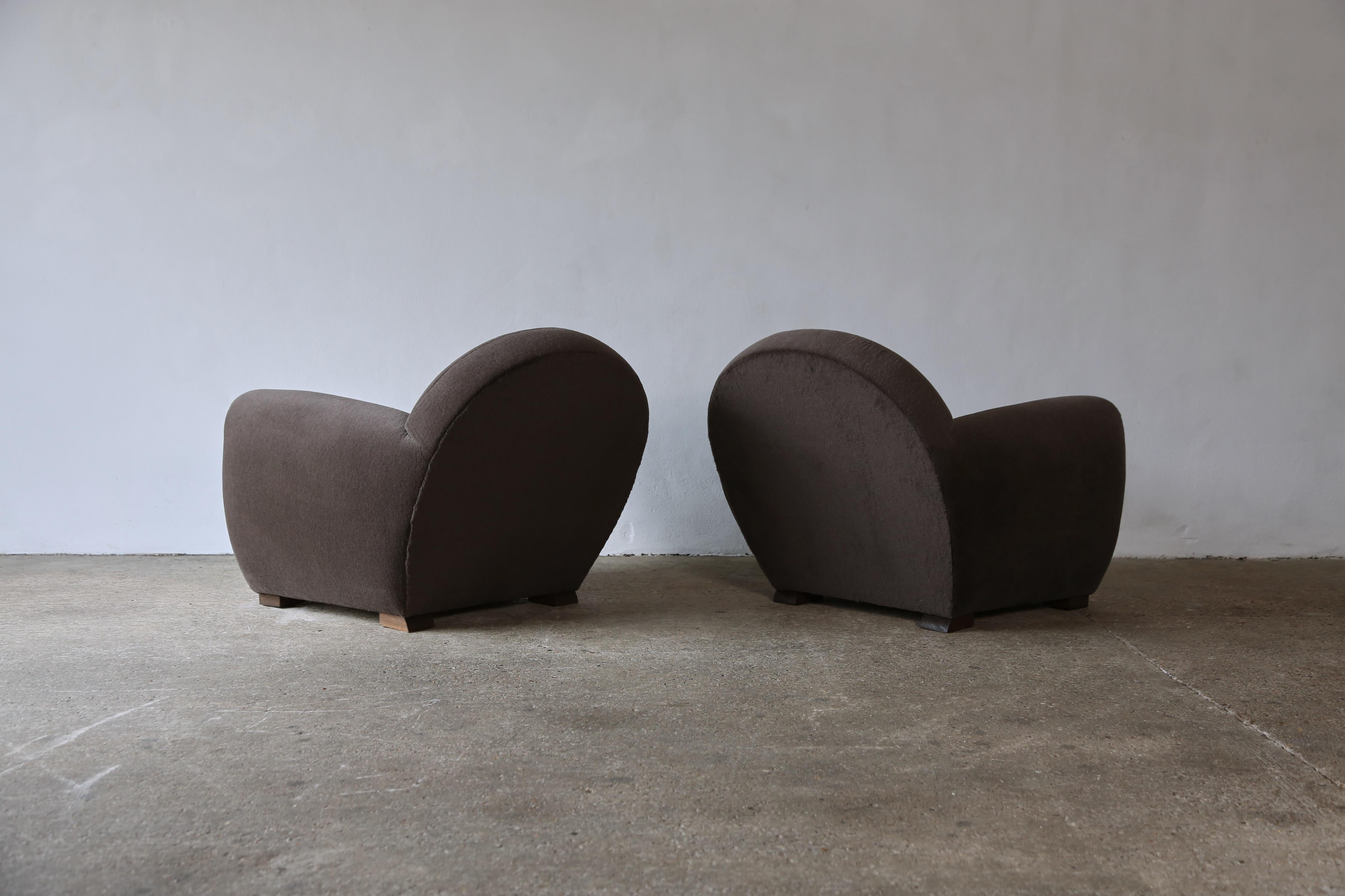 Superbe paire de fauteuils club ronds, tapissés en pure alpaga Bon état - En vente à London, GB