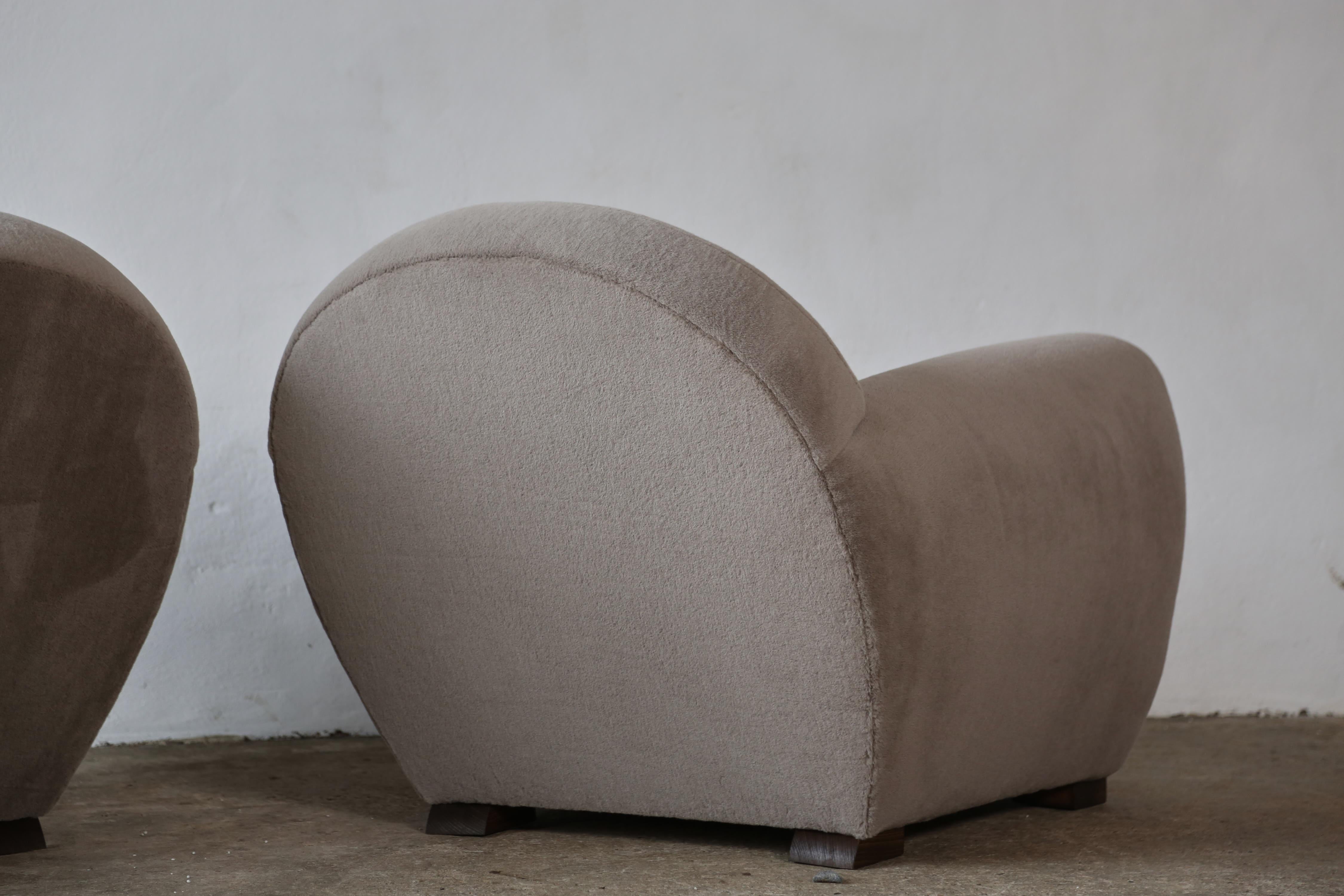 Superbe paire de fauteuils club ronds, tapissés en pure alpaga en vente 2