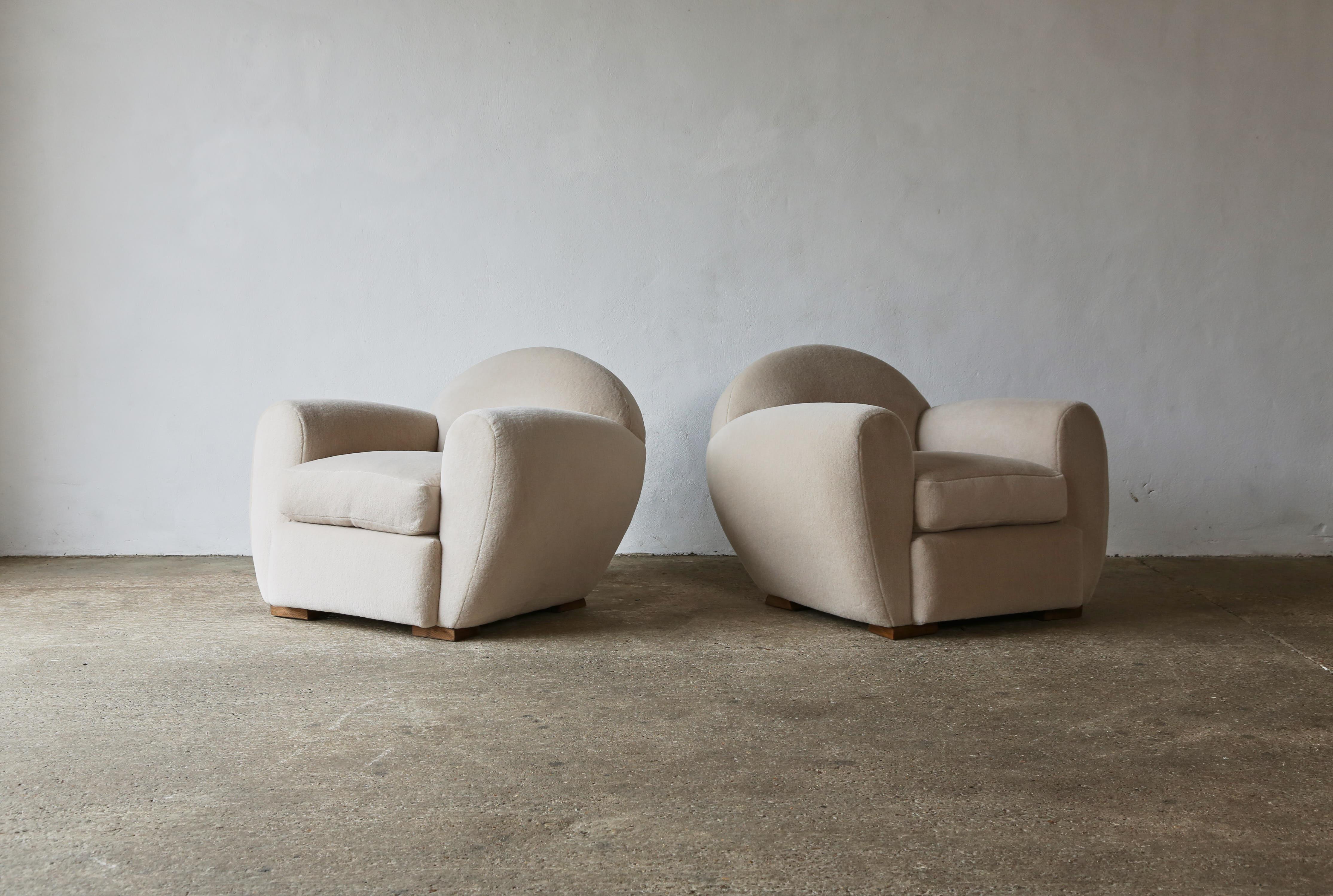 Britannique Superbe paire de fauteuils club ronds inclinables, tapissés en alpaga pure en vente