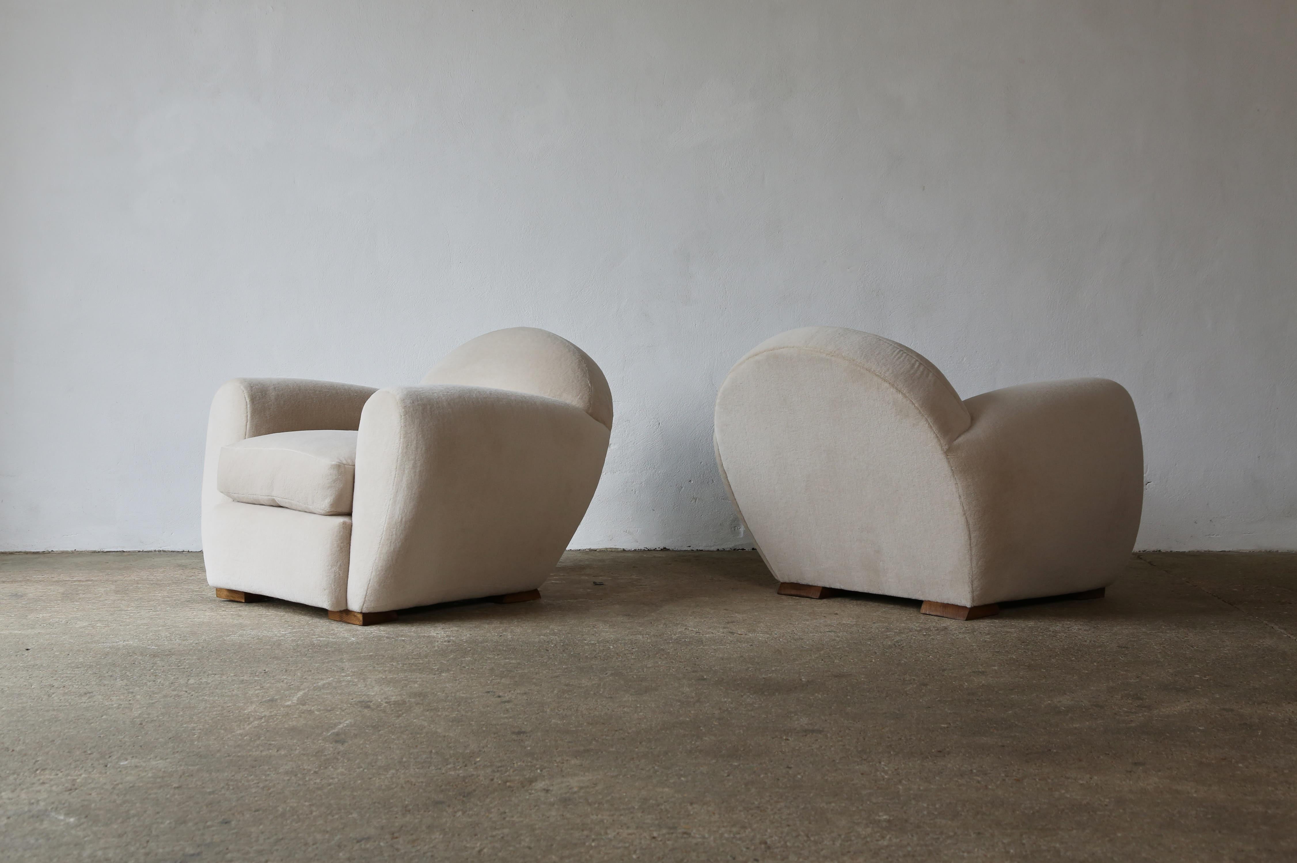 Contemporary Superb Pair of Round Leaning Club Chairs, Upholstered in Pure Alpaca For Sale