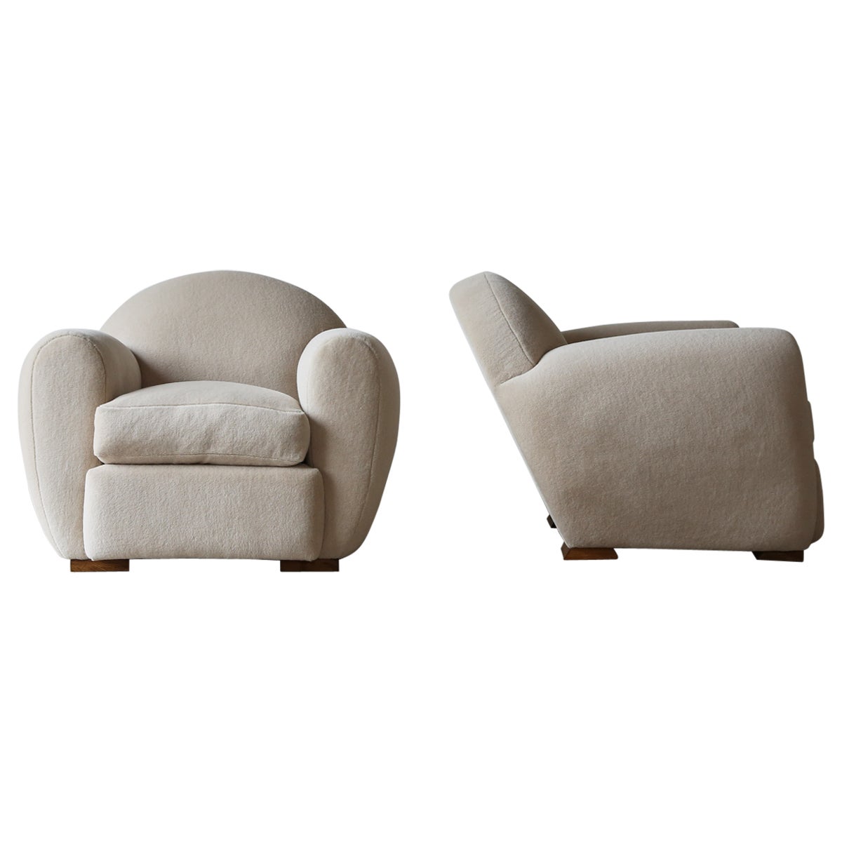 Superbe paire de fauteuils club ronds inclinables, tapissés en alpaga pure en vente