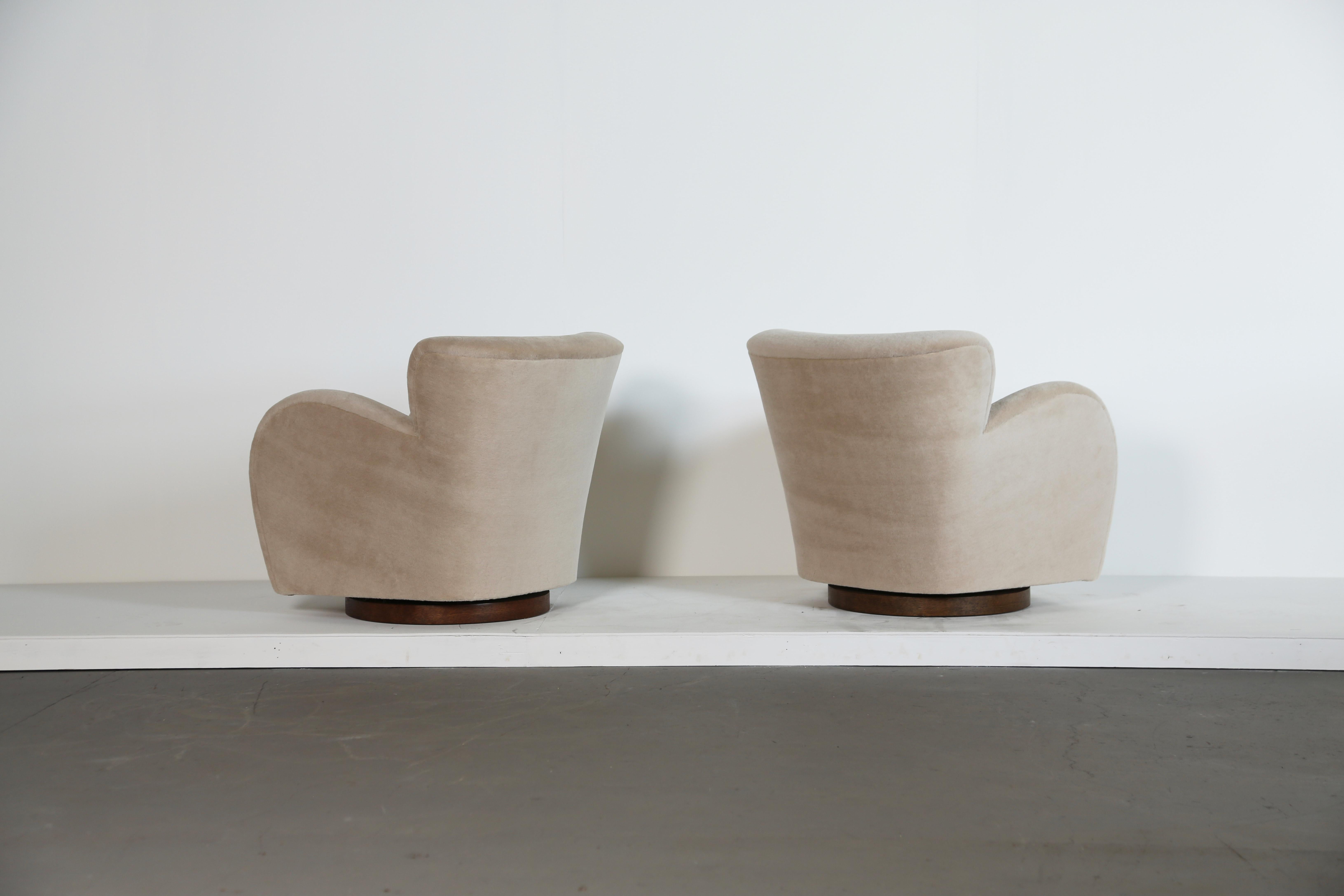 Scandinavian Modern Superb Pair of Swivel Lounge Chairs, Upholstered in COM For Sale
