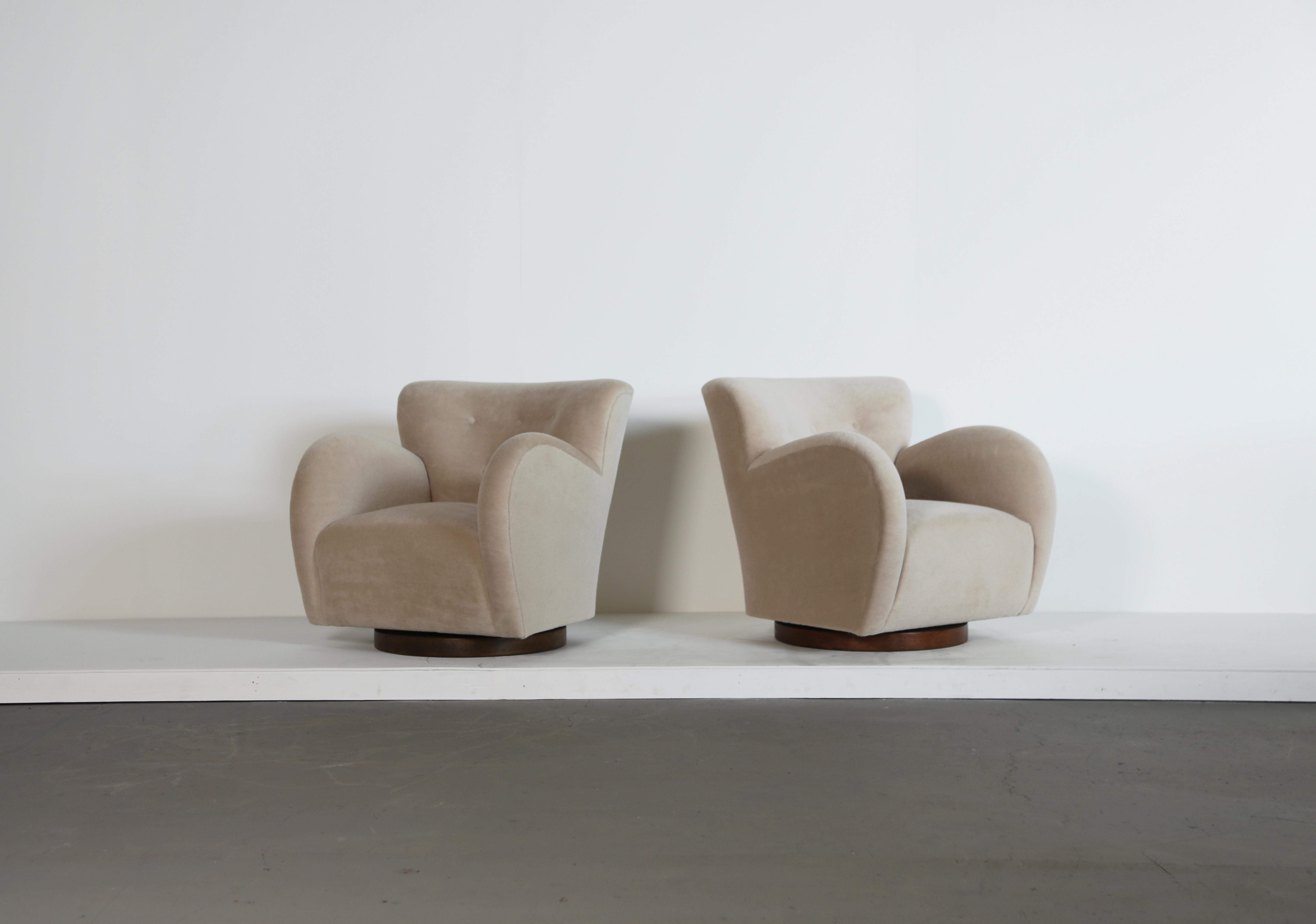 Superb Pair of Swivel Lounge Chairs, Upholstered in COM In Good Condition For Sale In LEWES, GB