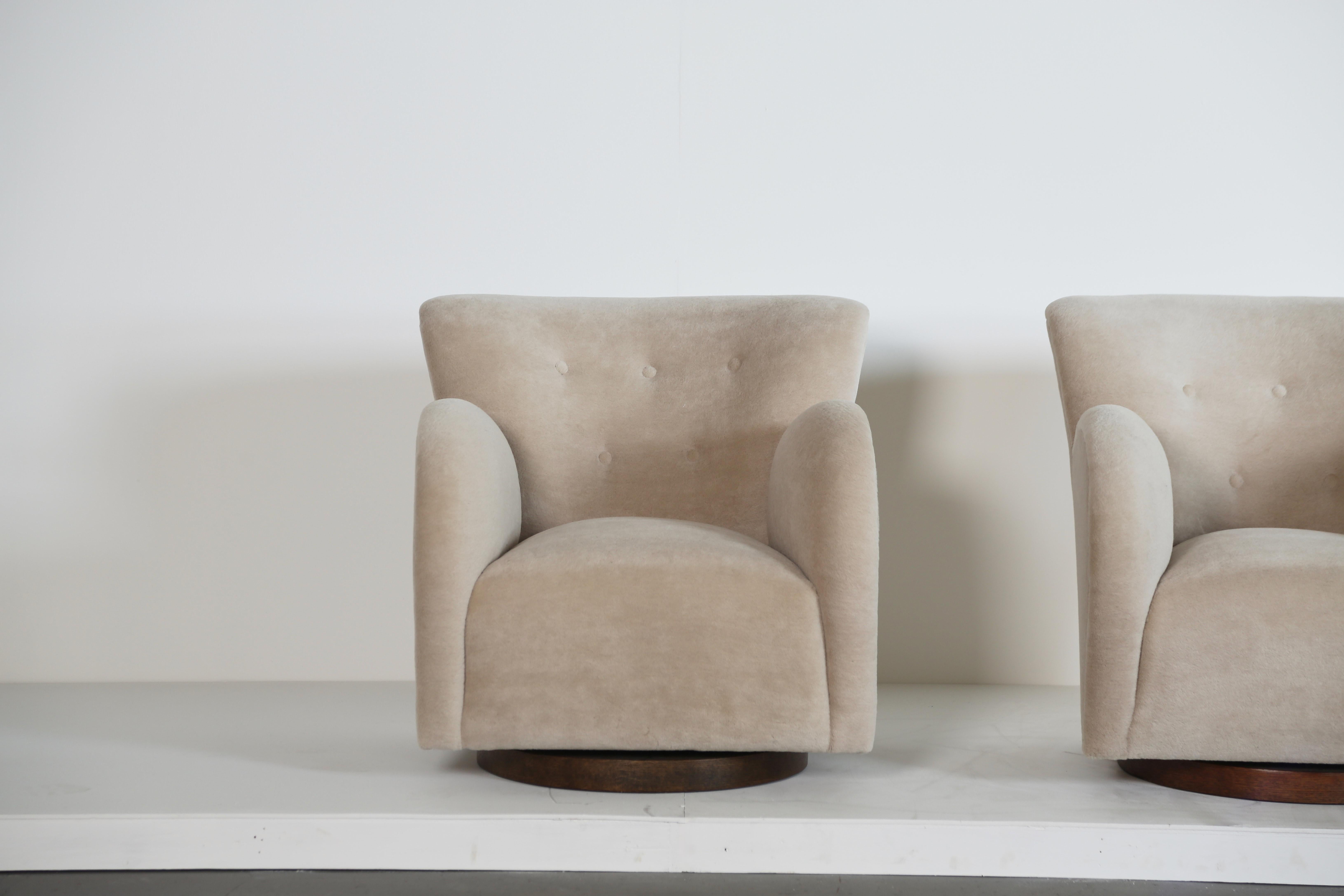 Contemporary Superb Pair of Swivel Lounge Chairs, Upholstered in COM For Sale