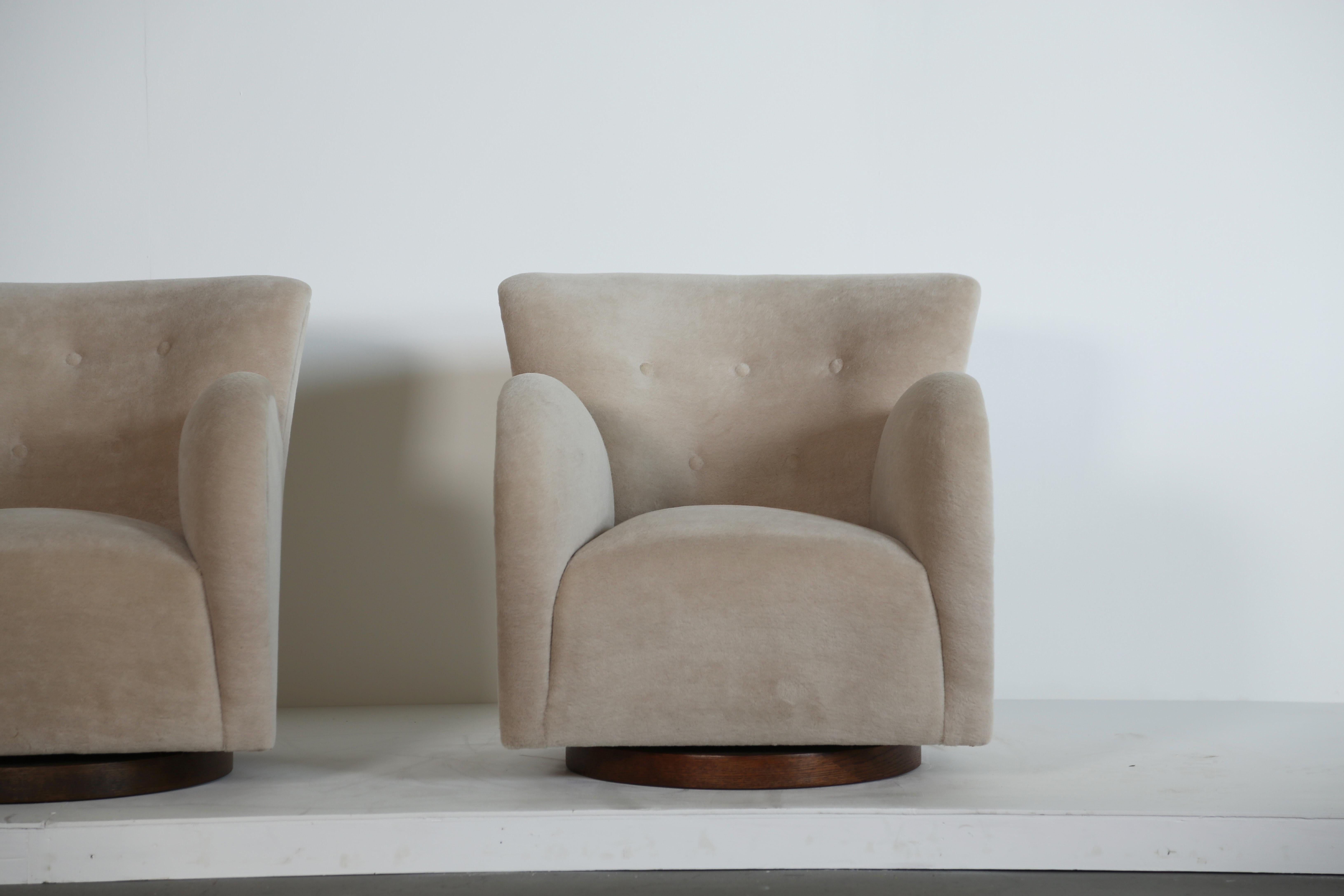 Alpaca Superb Pair of Swivel Lounge Chairs, Upholstered in COM For Sale