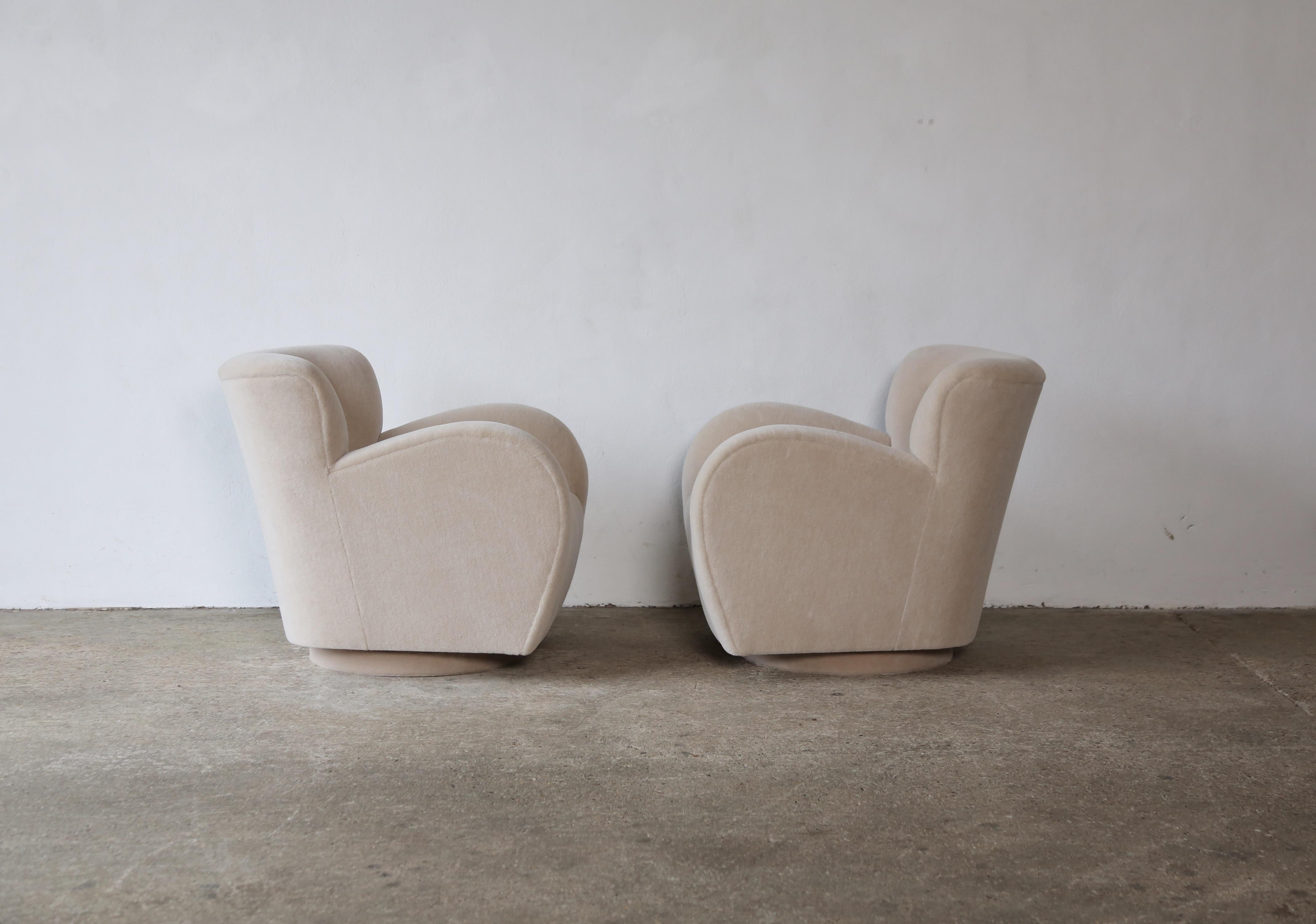 Superb Pair of Swivel Lounge Chairs, Upholstered in Pure Alpaca For Sale 9