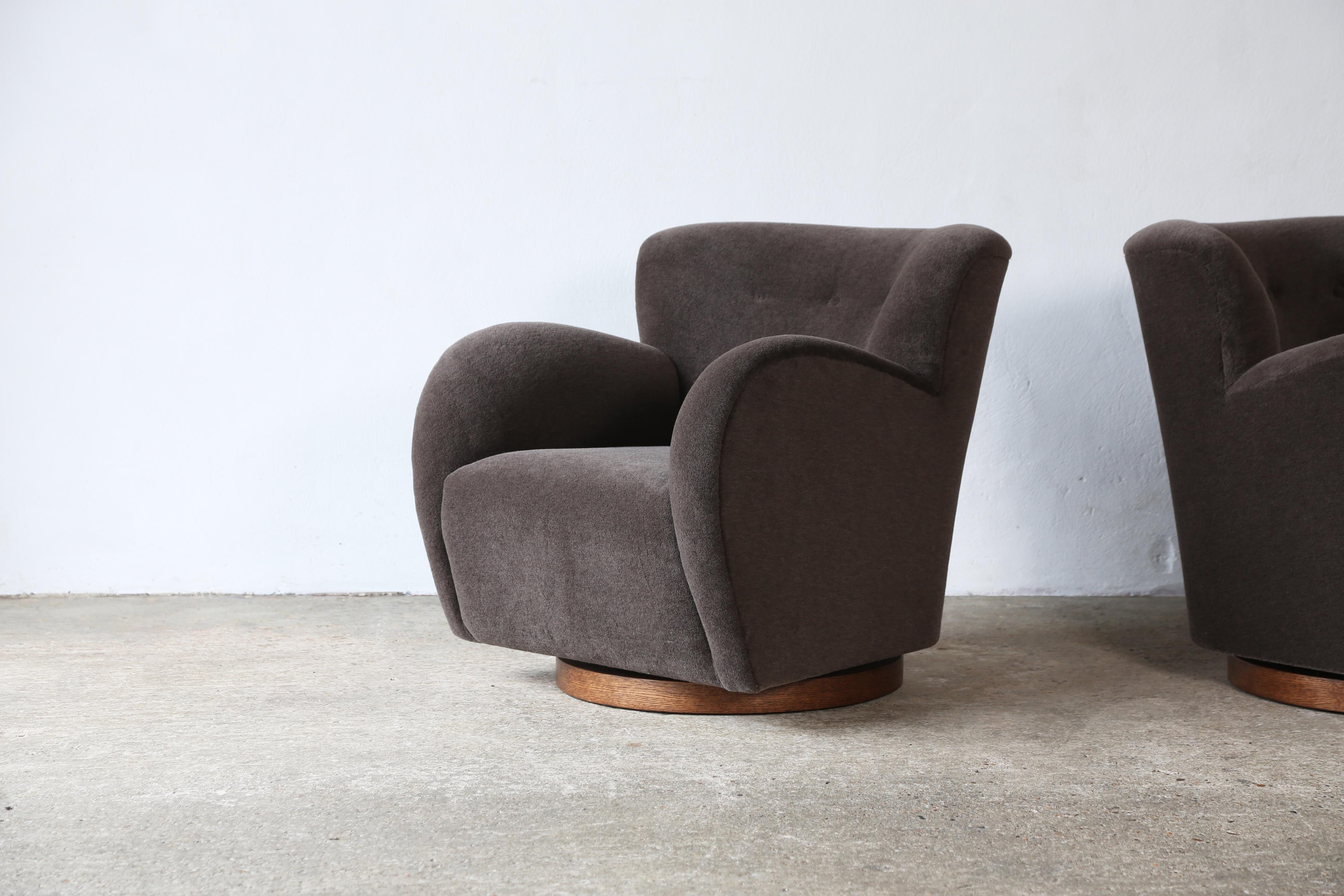 British Superb Pair of Swivel Lounge Chairs, Upholstered in Pure Alpaca For Sale