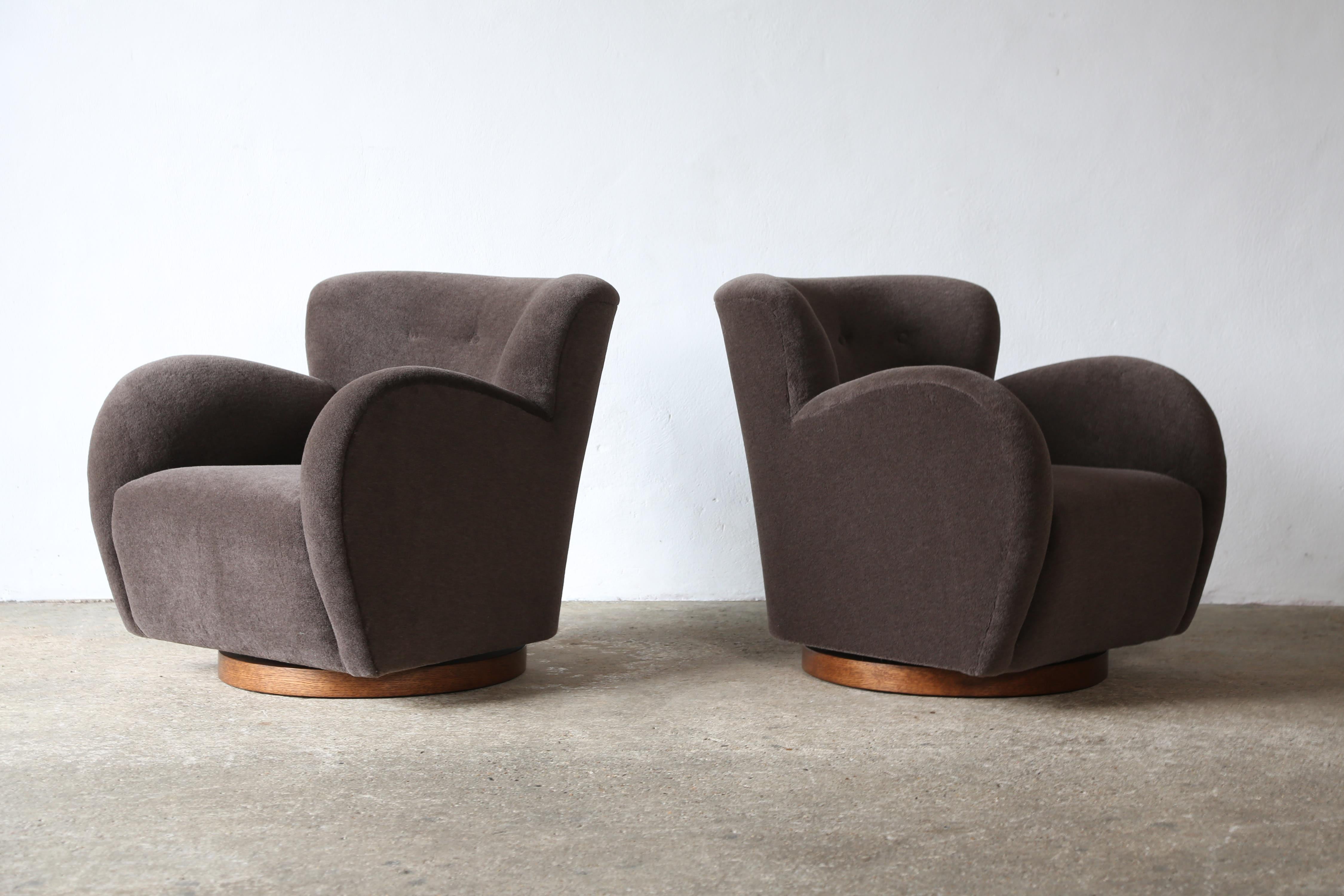 Superb Pair of Swivel Lounge Chairs, Upholstered in Pure Alpaca In Good Condition For Sale In LEWES, GB