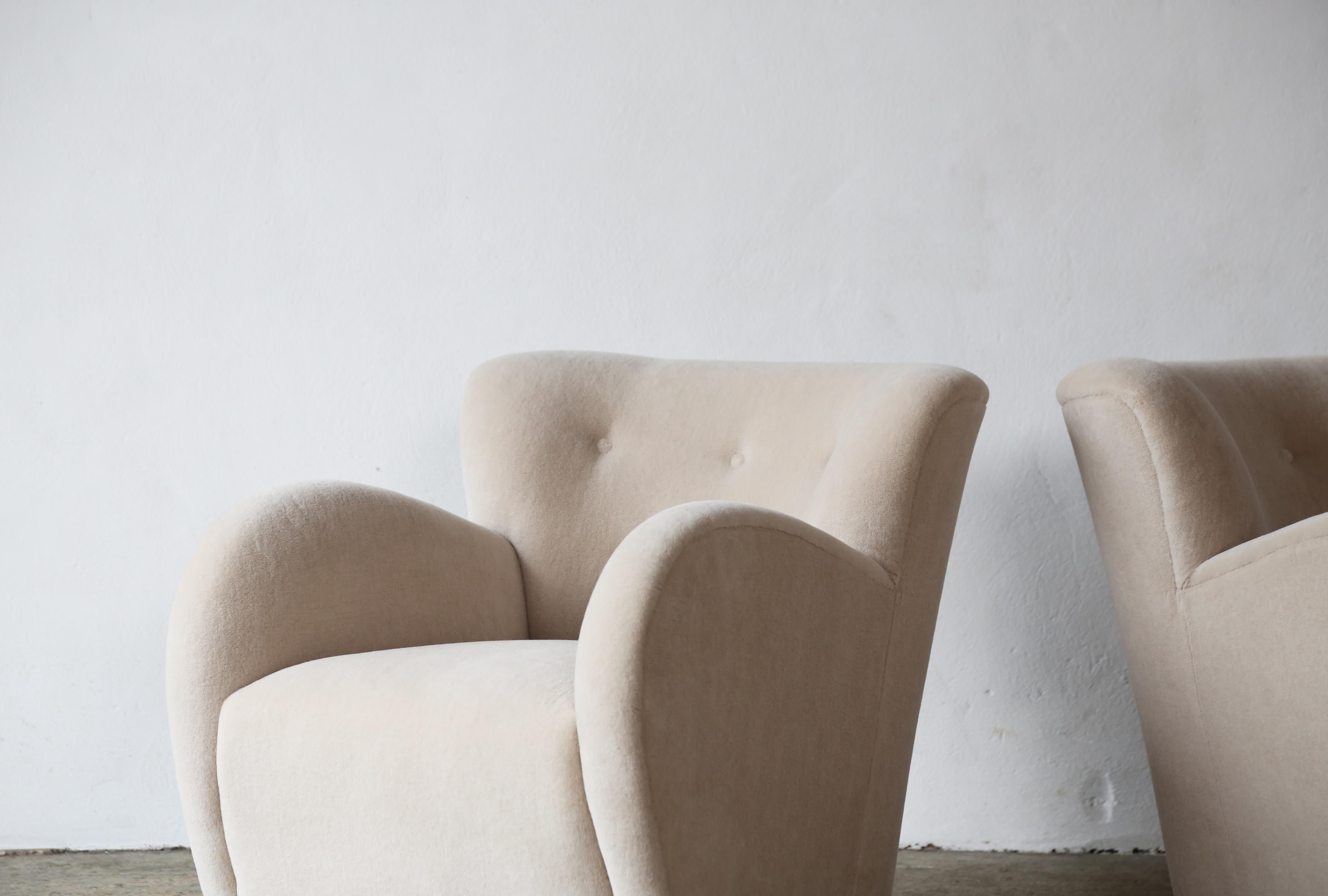 Contemporary Superb Pair of Swivel Lounge Chairs, Upholstered in Pure Alpaca For Sale