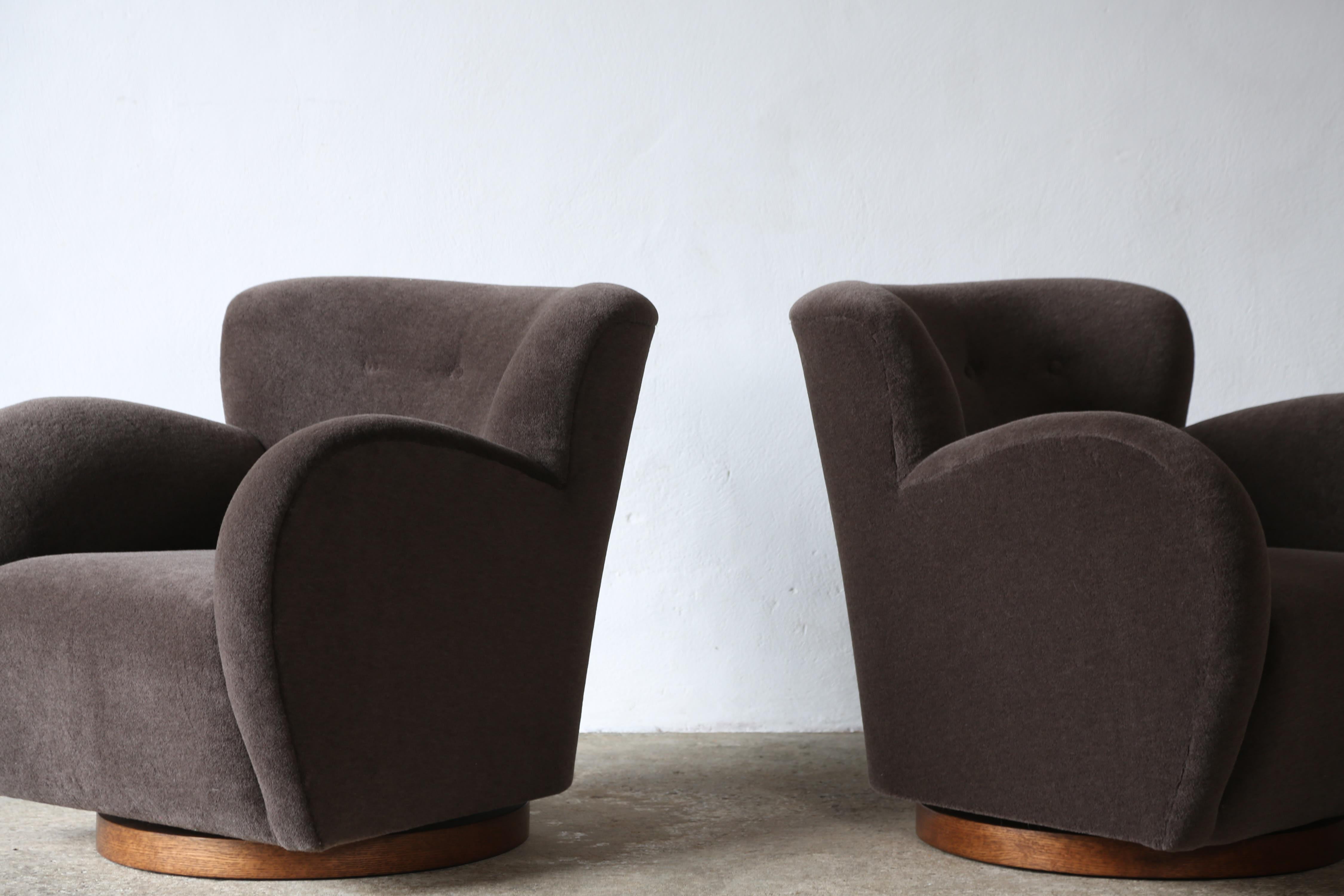 Contemporary Superb Pair of Swivel Lounge Chairs, Upholstered in Pure Alpaca For Sale