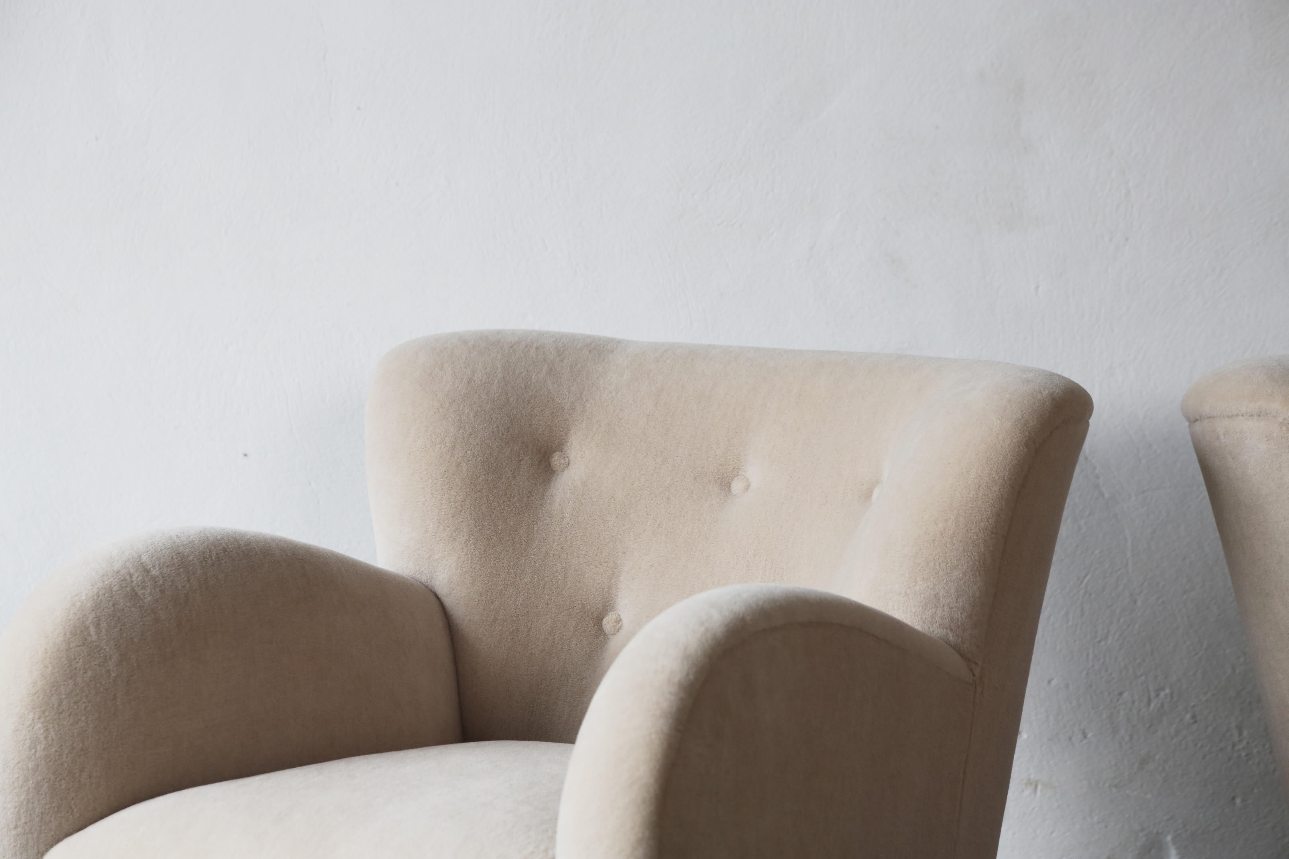 Alpaga Superbe paire de chaises longues pivotantes, tapissées d'alpaga pure en vente