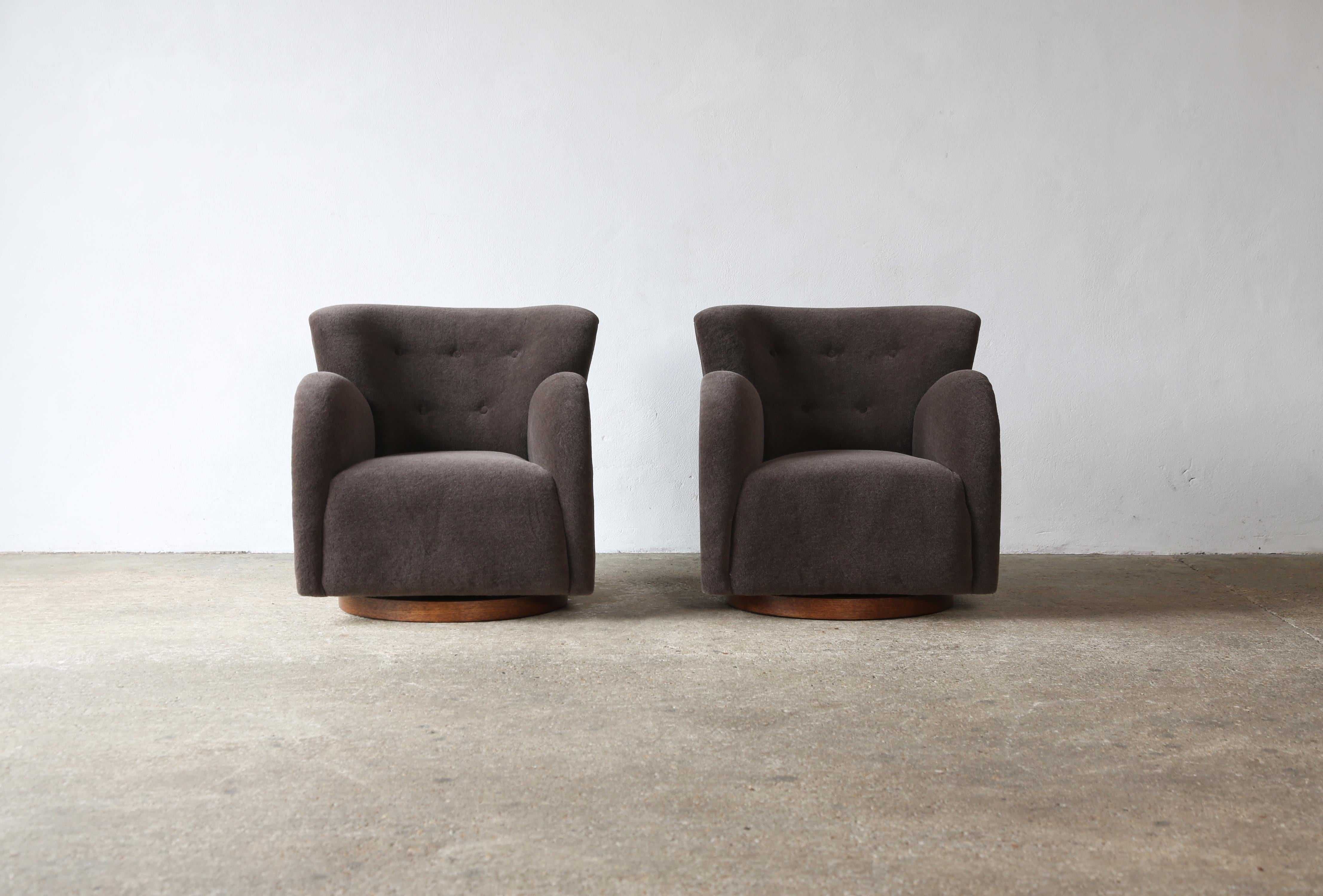 Superb Pair of Swivel Lounge Chairs, Upholstered in Pure Alpaca For Sale 1