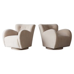 Superbe paire de chaises longues pivotantes, tapissées d'alpaga pure