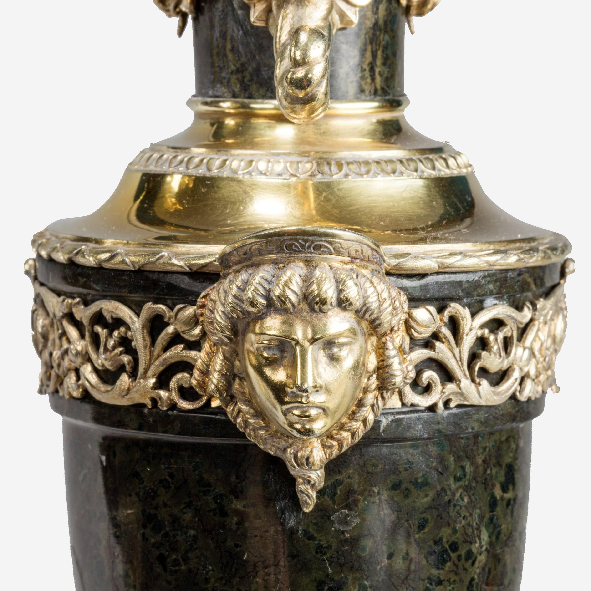 Inglese Superba coppia di candelabri vittoriani in argento dorato in vendita