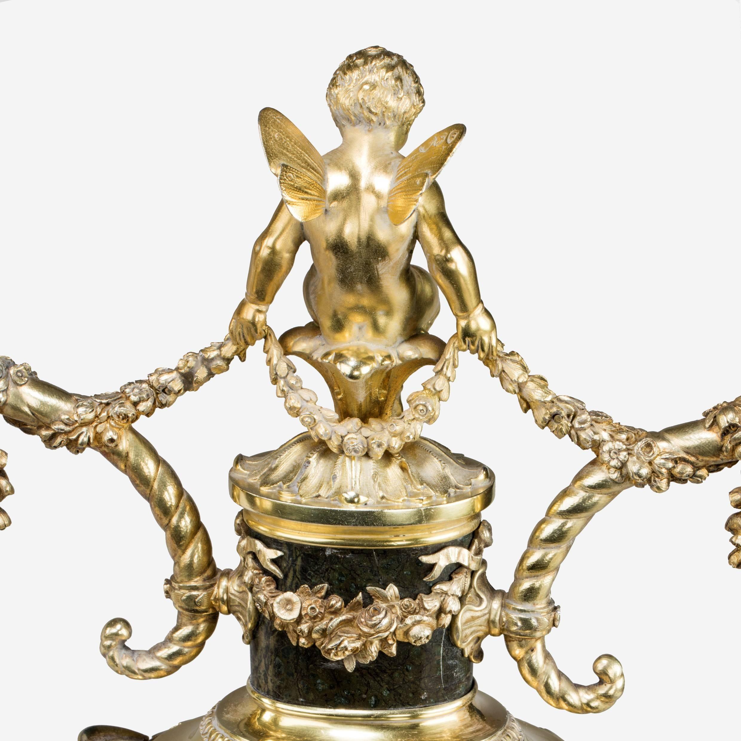 XIX secolo Superba coppia di candelabri vittoriani in argento dorato in vendita