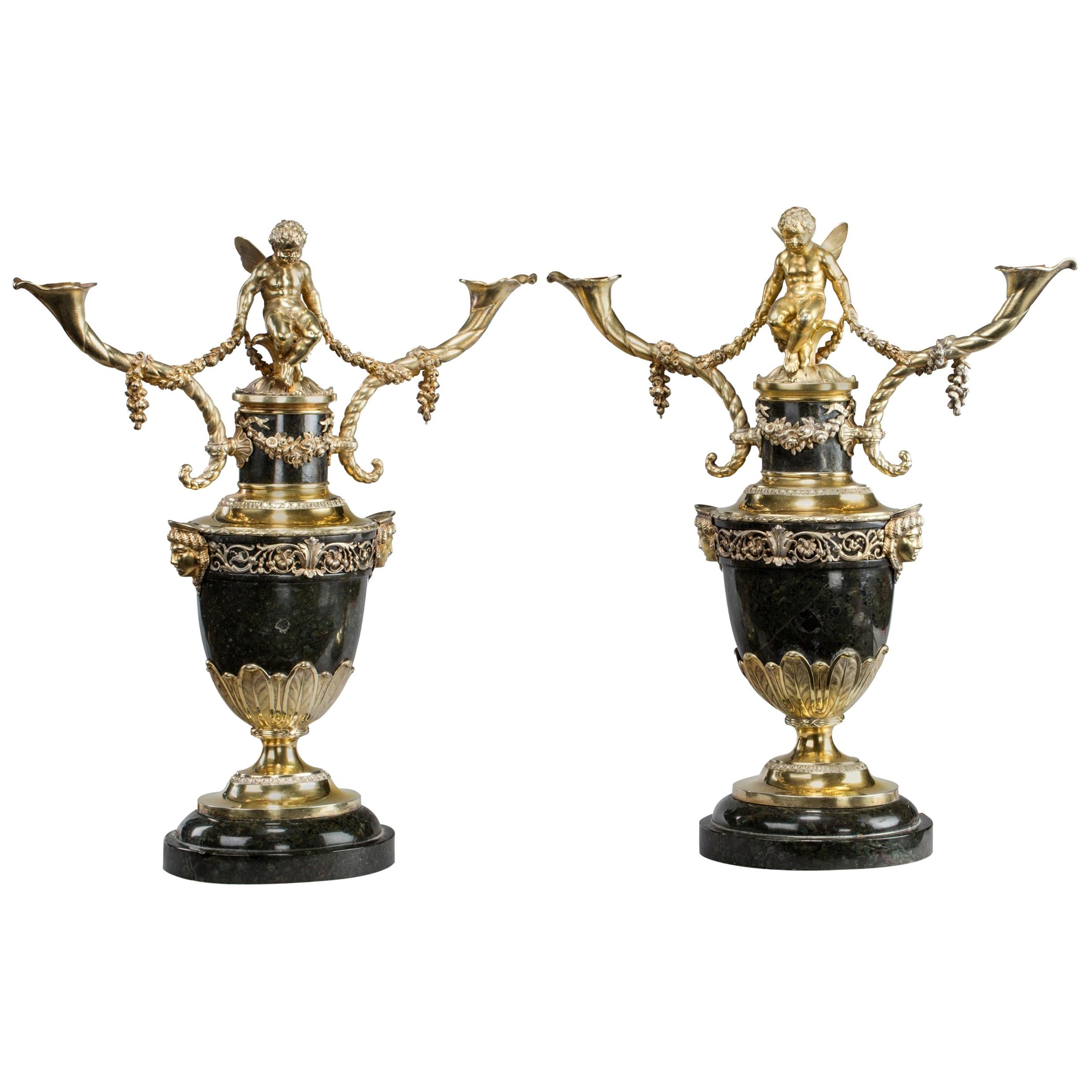 Hervorragendes Paar viktorianischer vergoldeter Silberkandelaber