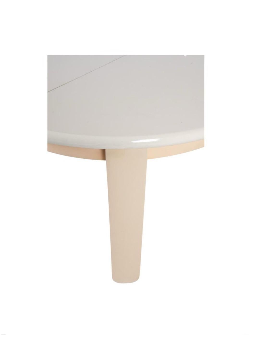 Superb Post modern gloss lacquer tan round oval dining table with 1 leaf In Good Condition For Sale In Brooklyn, NY