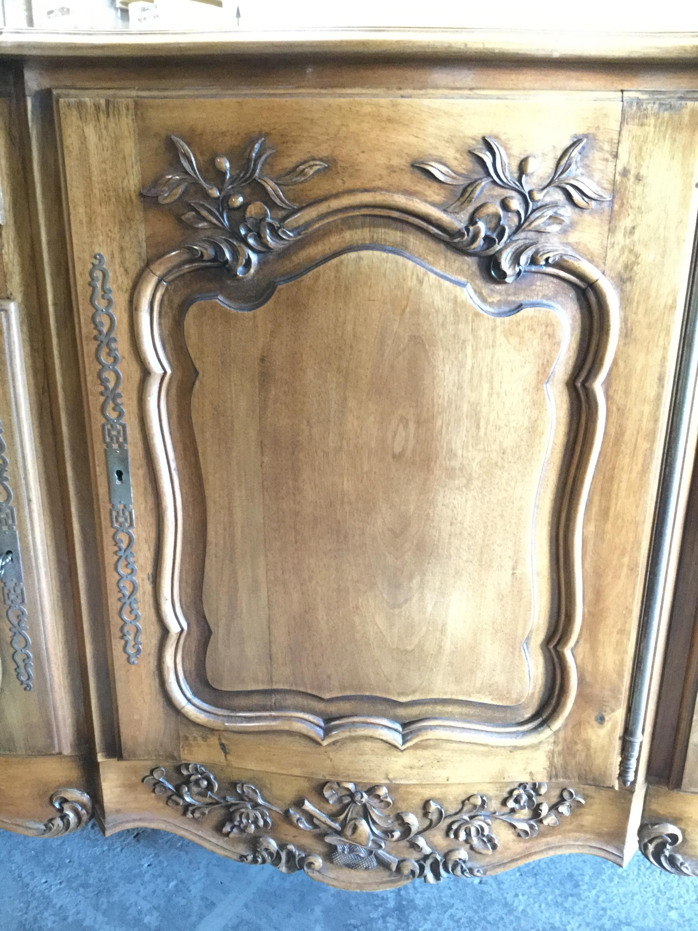 Superb Provencal Walnut Buffet Sideboard with Magnificent Carvings In Excellent Condition In Hopewell, NJ