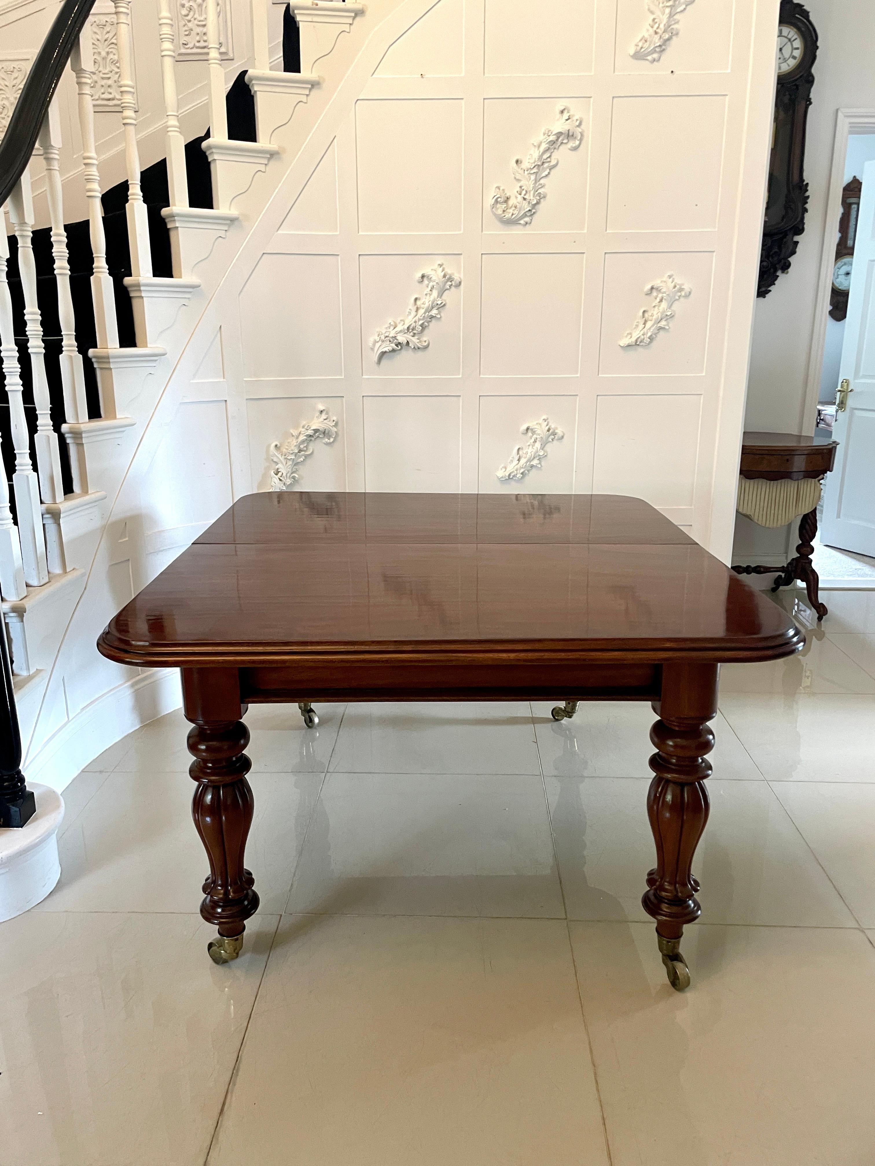 Superb Quality 10 Seater Antique Figured Mahogany Extending Dining Table In Good Condition In Suffolk, GB