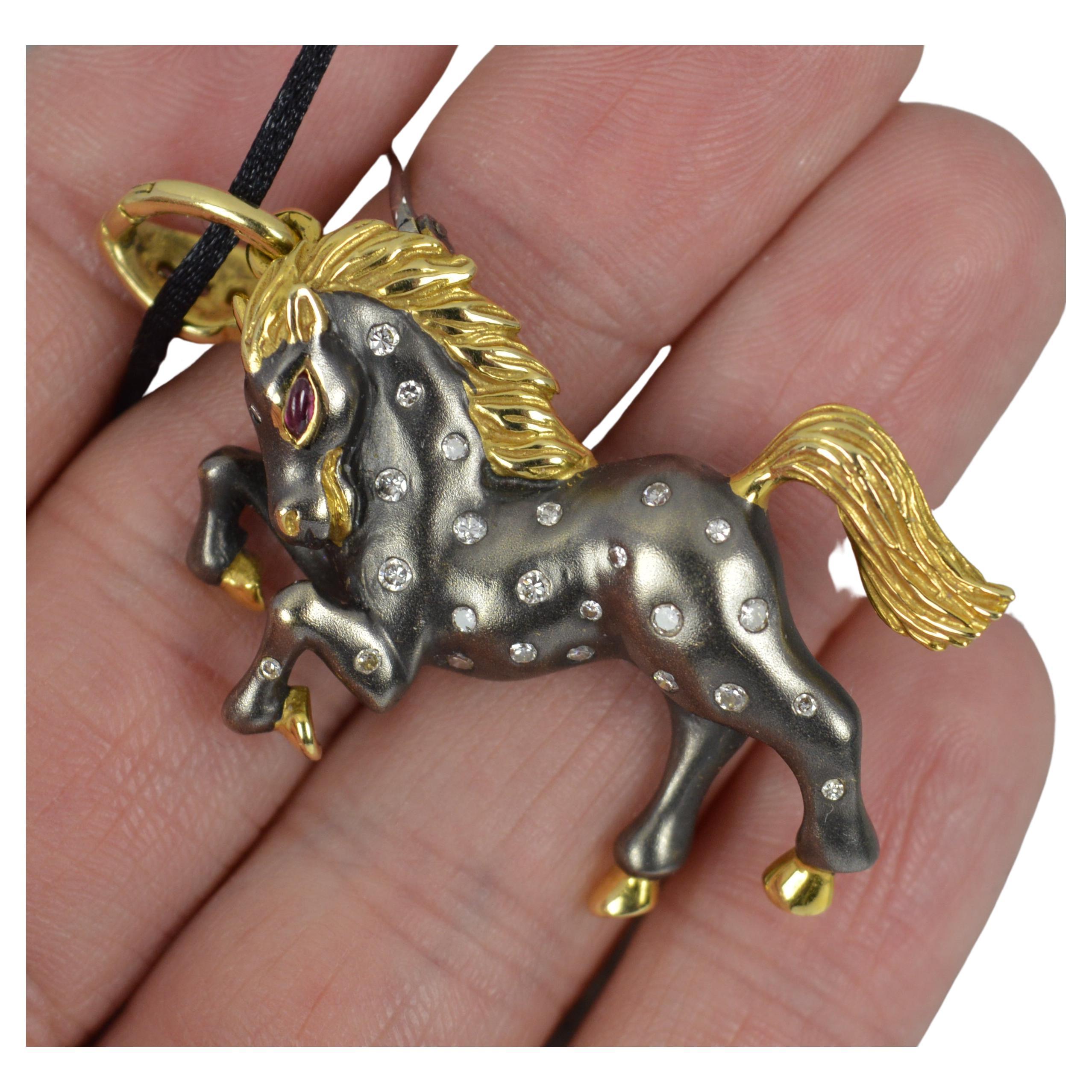 Superbe broche pendentif cheval en or 18 carats, rubis et diamants de qualité supérieure